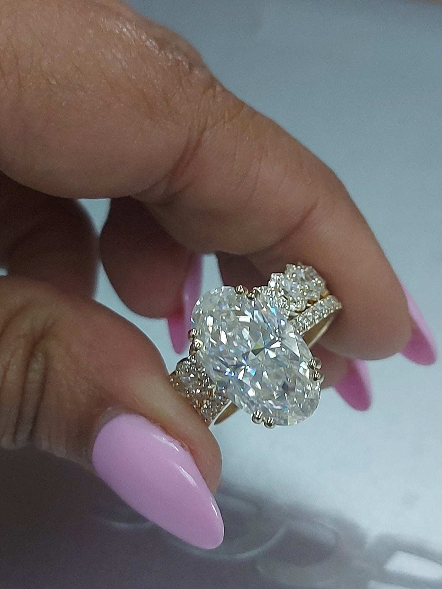 Bague ovale en or 9 carats avec diamant de laboratoire et moissanite (halo) Oval cut Moissanite Taille Brillant engagement ring in Gold or Platinum — custom handcrafted by Forever For Love