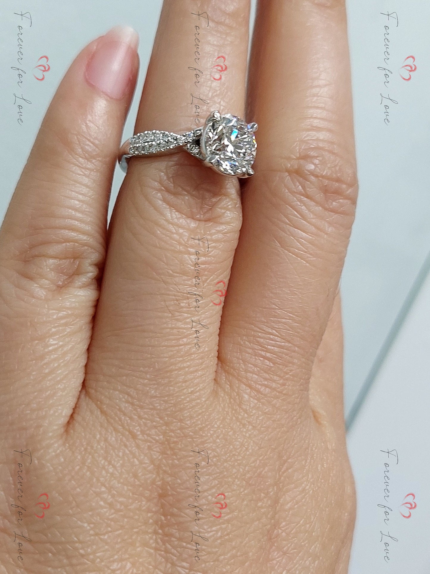 Bague de fiançailles solitaire à torsion ronde avec diamant de laboratoire certifié IGI de 2 carats Round cut 1Ct Moissanite taille brillant engagement ring in Gold or Platinum — custom handcrafted by Forever For Love