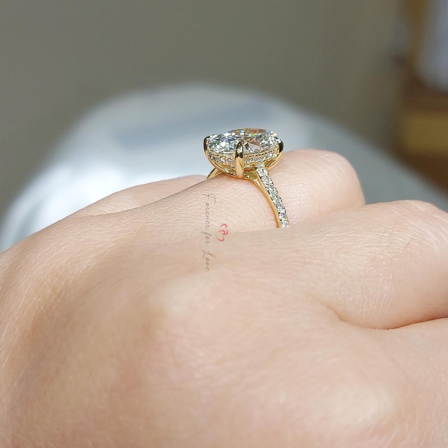 Ensemble Bague de Fiançailles et Alliance avec Diamant Ovale de Laboratoire 3 Carats Oval cut 1Ct Moissanite taille brillant engagement ring in Gold or Platinum — custom handcrafted by Forever For Love