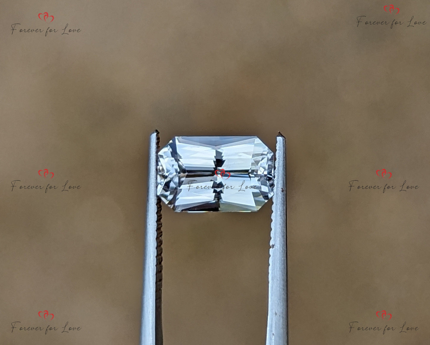 1,60 Karat unbeheizter, unbehandelter Weißer Saphir. Ein natürlicher, eleganter, unbeheizter, unbehandelter Ceylon-Saphir im Radiant-Schliff. Moissanite engagement ring in Gold or Platinum — custom handcrafted by Forever For Love