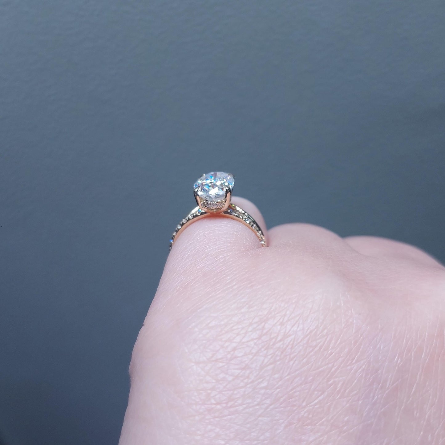 3ct Ehering-Set mit ovalem Schliff in Gelbgold, ovales Brautset mit Brillantschliff, oval geschnittenes Moissanit-Brautset, Moissanit-Brautset. Oval cut Moissanite engagement ring in 935 Argentium Silber — custom handcrafted by Forever For Love
