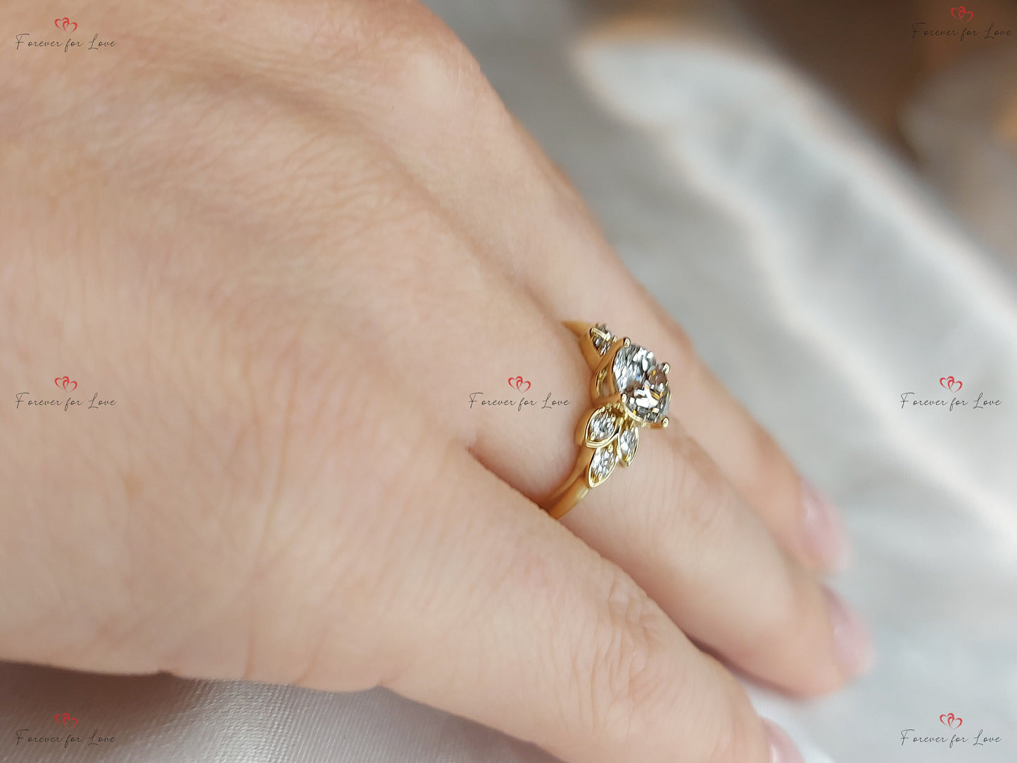 1 Karat IGI zertifizierter runder dreisteiniger Verlobungsring aus Labordiamanten Round cut Moissanite engagement ring in Gold or Platinum — custom handcrafted by Forever For Love