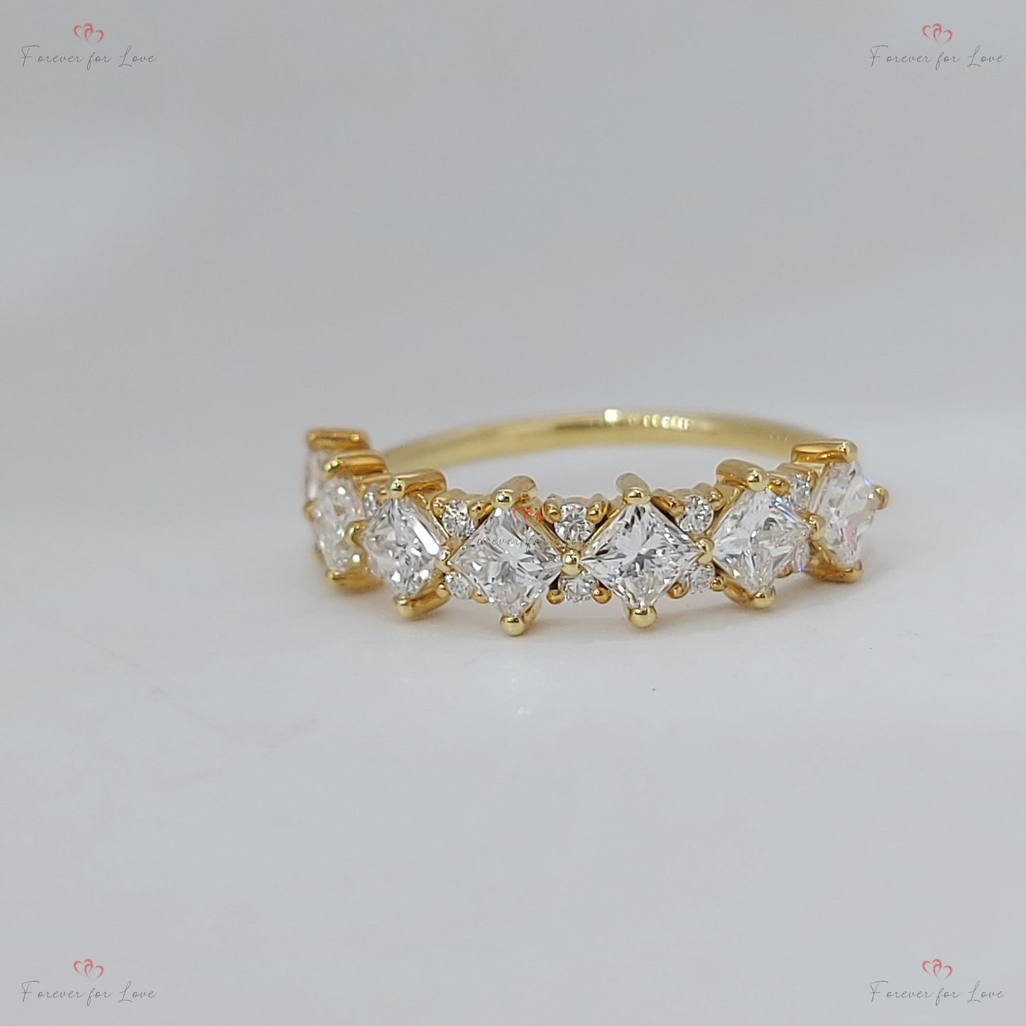 Bague demi-alliance en diamant taille princesse 3 mm en or 18k 14k, sertie pavé. Or jaune, rose, blanc, platine certifié. Princess cut Moissanite Taille Brillant engagement ring in Gold or Platinum — custom handcrafted by Forever For Love
