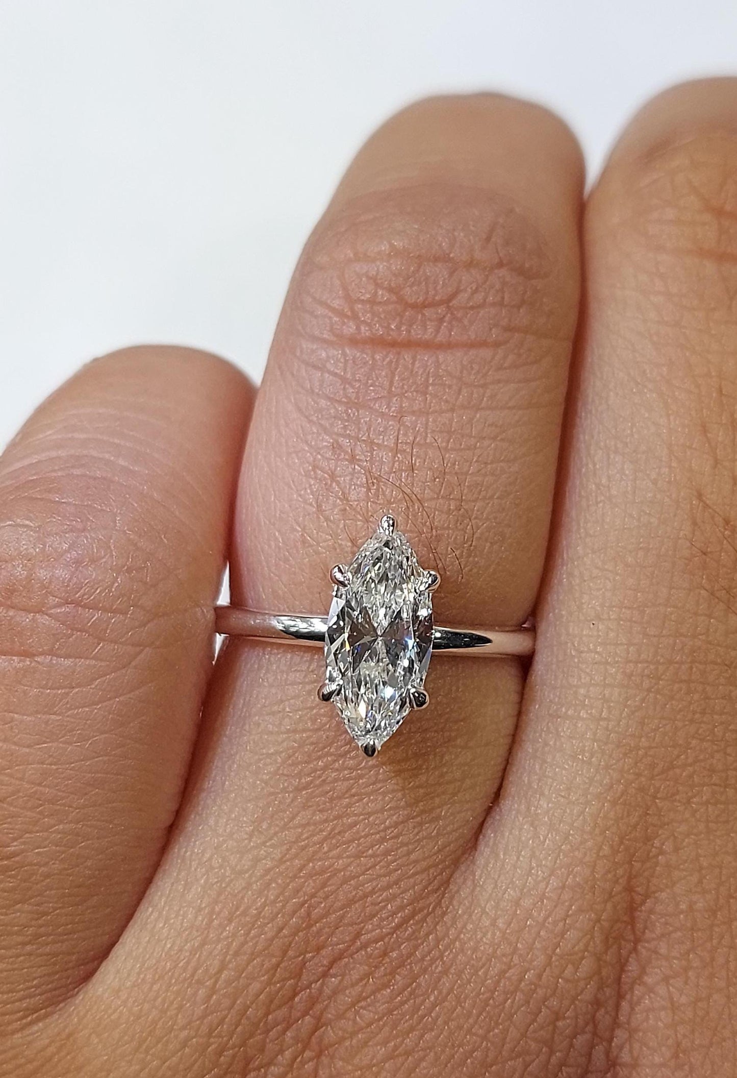 Bague de fiançailles solitaire en diamant de laboratoire taille marquise certifié IGI Marquise cut 1Ct Moissanite Taille Brillante engagement ring in Gold or Platinum — custom handcrafted by Forever For Love
