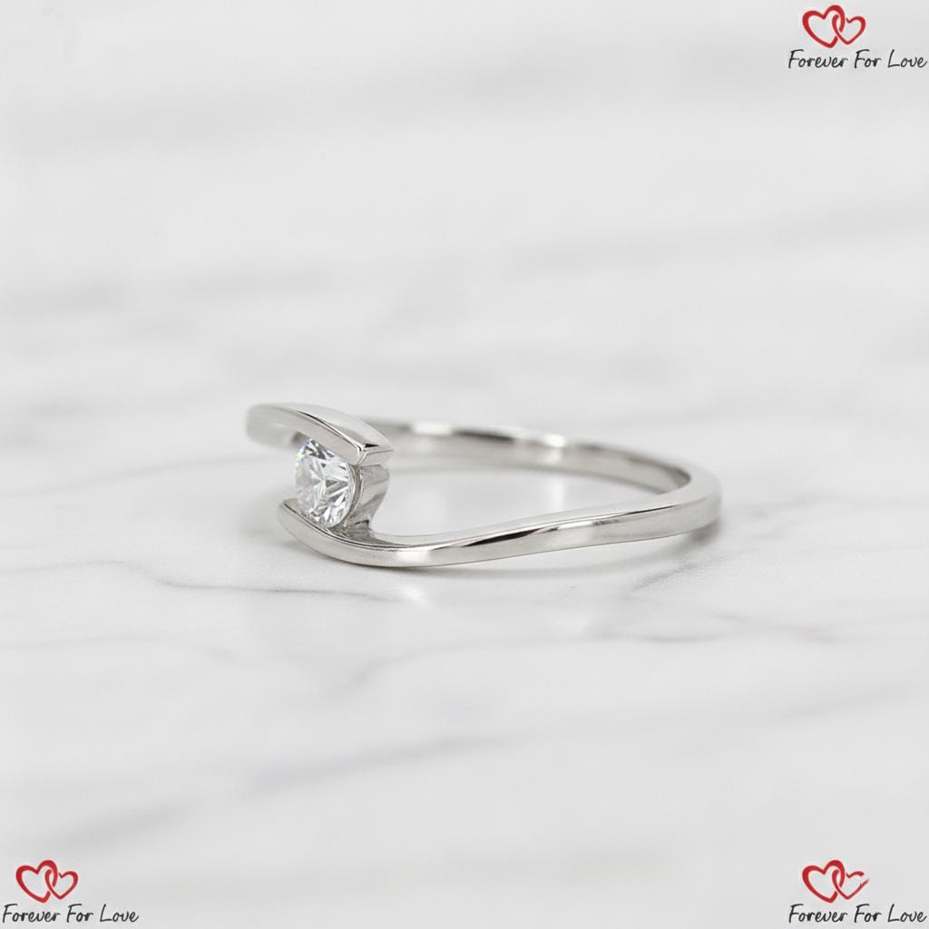 Bague de Fiançailles Solitaire avec Diamant Rond de Laboratoire et Monture Croisée Round cut 1Ct Moissanite taille brillant engagement ring in Gold or Platinum — custom handcrafted by Forever For Love