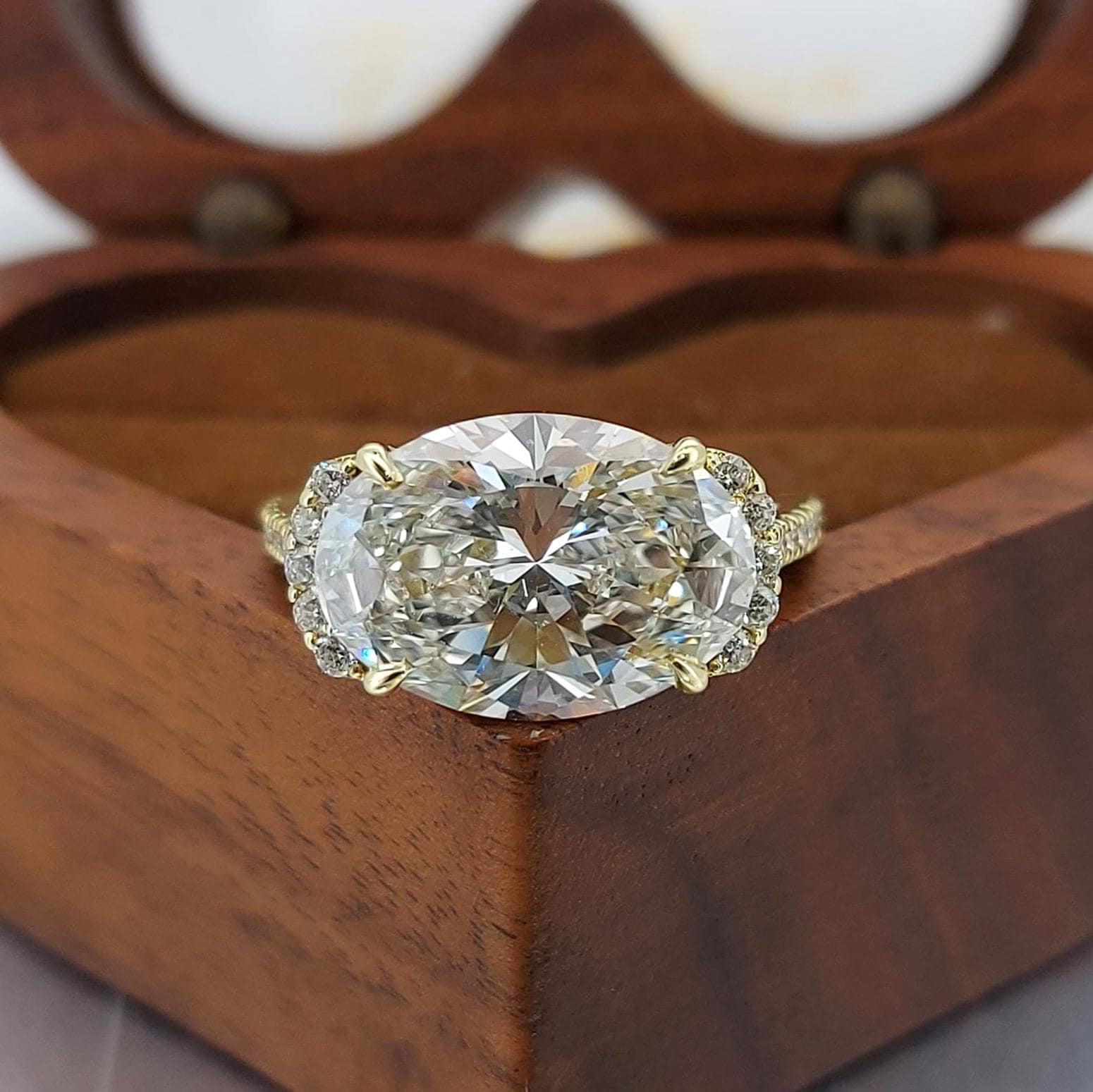 5.5ct East West Oval, E / VVS2 Clarity IGI Certified Lab Diamond Solitaire Engagement Ring Side Round Stones 14k Solid Gold Perfect Gift
