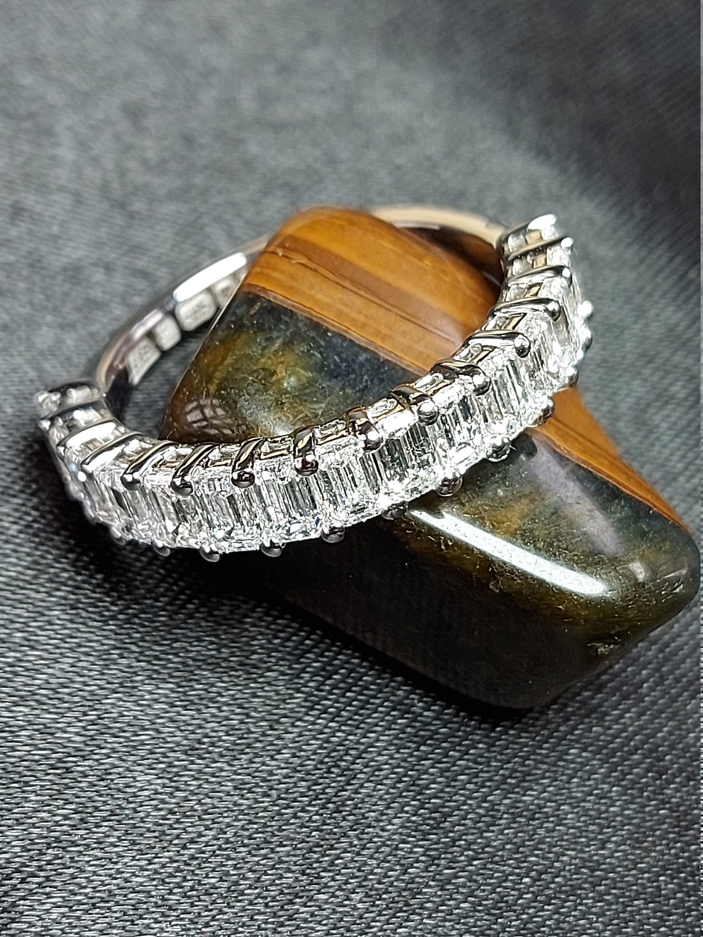 4 TCW Smaragdschliff Diamant Ehering Smaragdschliff Halb Eternity Ring Massiv Weißgold Ehering Brautring Stapelbarer Versprechensring. Emerald cut Moissanite engagement ring in 935er Argentium Silber — custom handcrafted by Forever For Love
