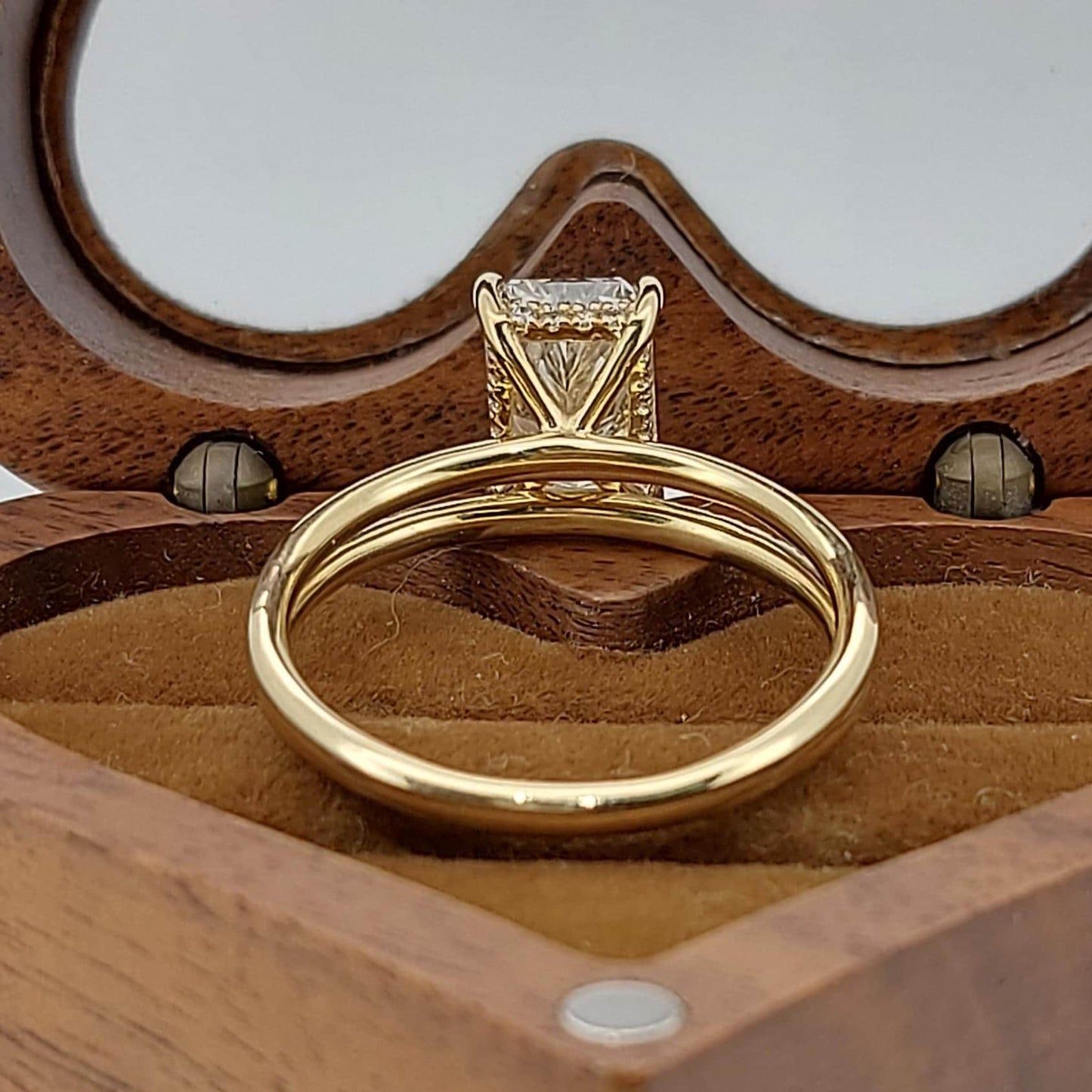 2,5 Karat IGI-zertifizierter Radiant Labordiamant Halo Ring Radiant cut Moissanite engagement ring in 935 Argentium Silber — custom handcrafted by Forever For Love