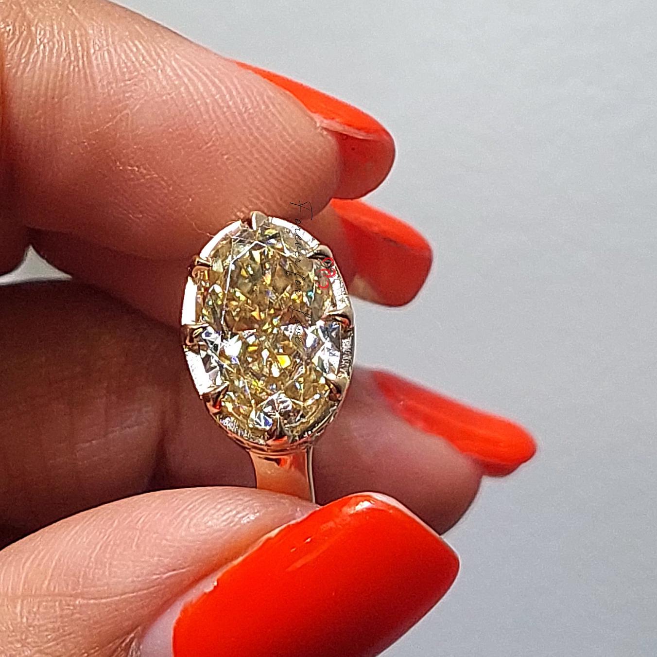 Bague de Fiançailles Ovale 4 carats en Diamant Jaune et Moissanite Oval cut Moissanite taille brillant engagement ring in Gold or Platinum — custom handcrafted by Forever For Love