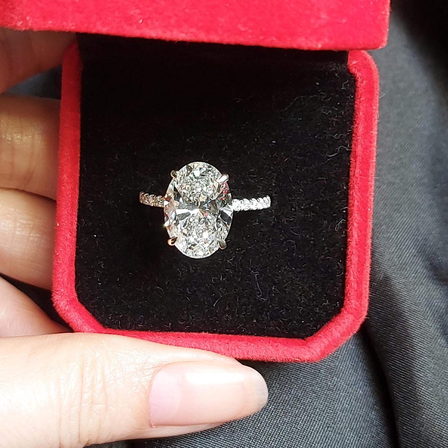 Bague de fiançailles pavée avec diamant de laboratoire ovale 5,5 carats Oval cut 1Ct Moissanite Taille Brillante engagement ring in Gold or Platinum — custom handcrafted by Forever For Love