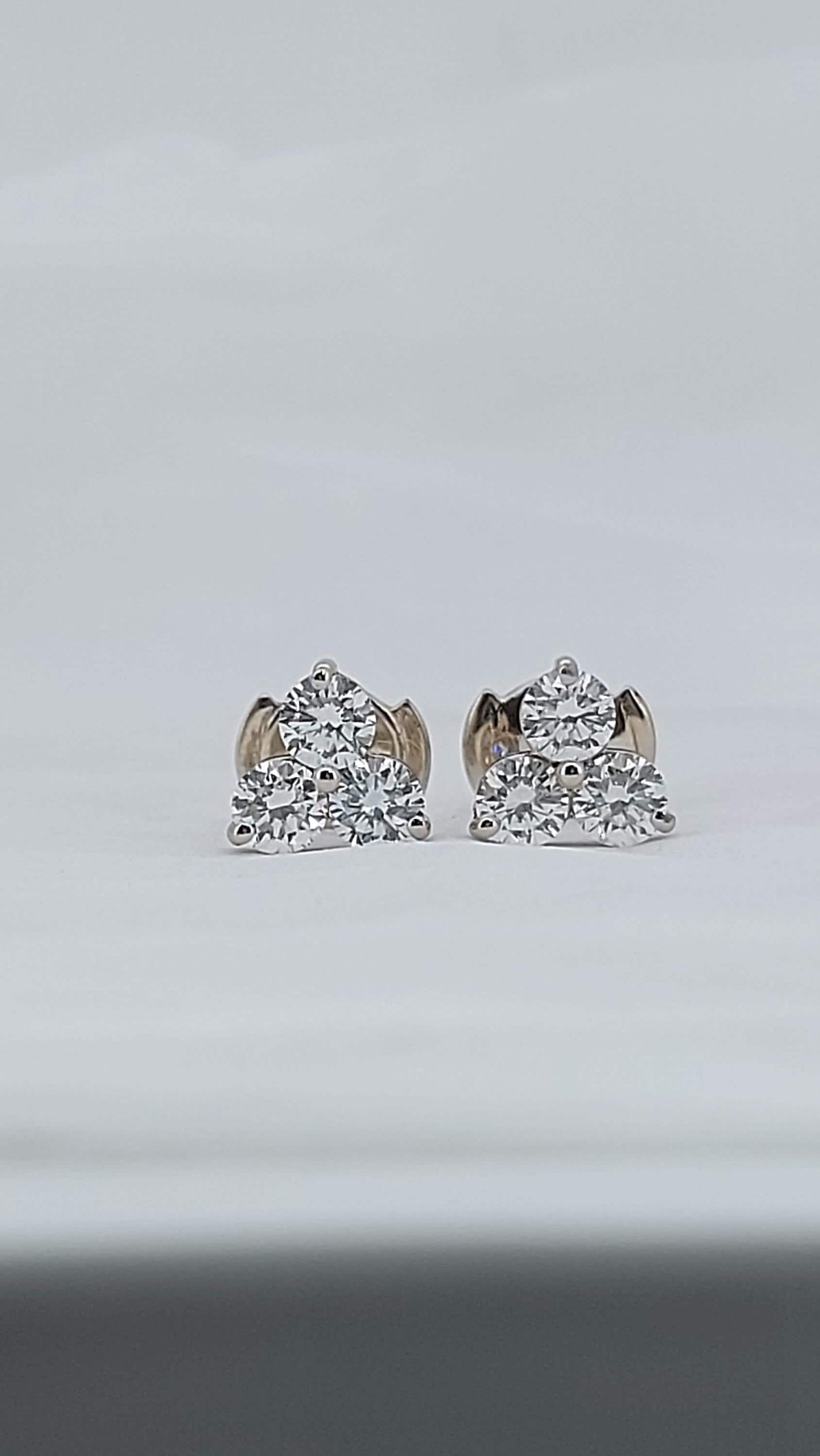 Ohrstecker aus 14 Karat Gold und Diamanten, 4 mm Diamant-Cluster-Ohrring mit Sicherheitsverschluss, Paar Ohrringe aus 14 Karat Rosé-, Weiß- und Gelbgold. Moissanite engagement ring in Gold or Platinum — custom handcrafted by Forever For Love