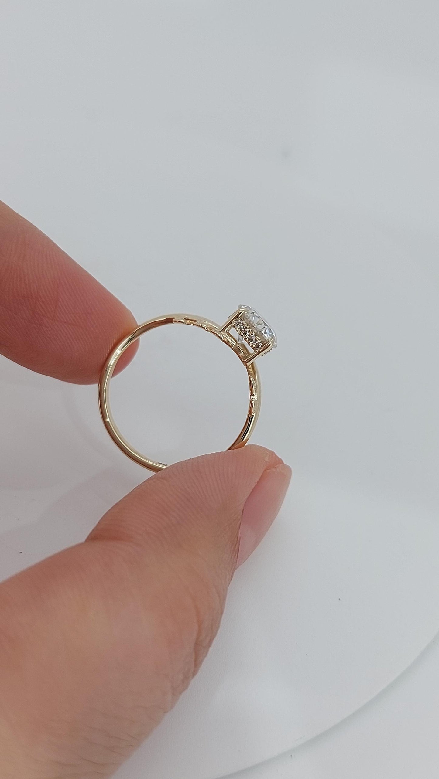 Runder Diamant, Moissanit Eternity-Ring Round cut Moissanite engagement ring in 935 Argentium Silber — custom handcrafted by Forever For Love