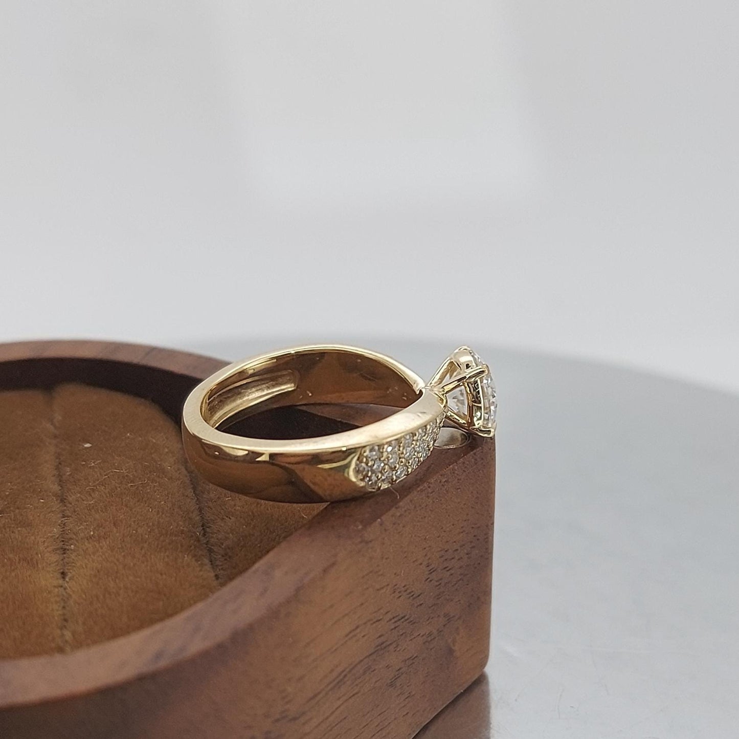 Bague de fiançailles avec diamant rond de laboratoire certifié IGI de 1,5 carat Round cut 1Ct Moissanite Taille Brillant engagement ring in Gold or Platinum — custom handcrafted by Forever For Love