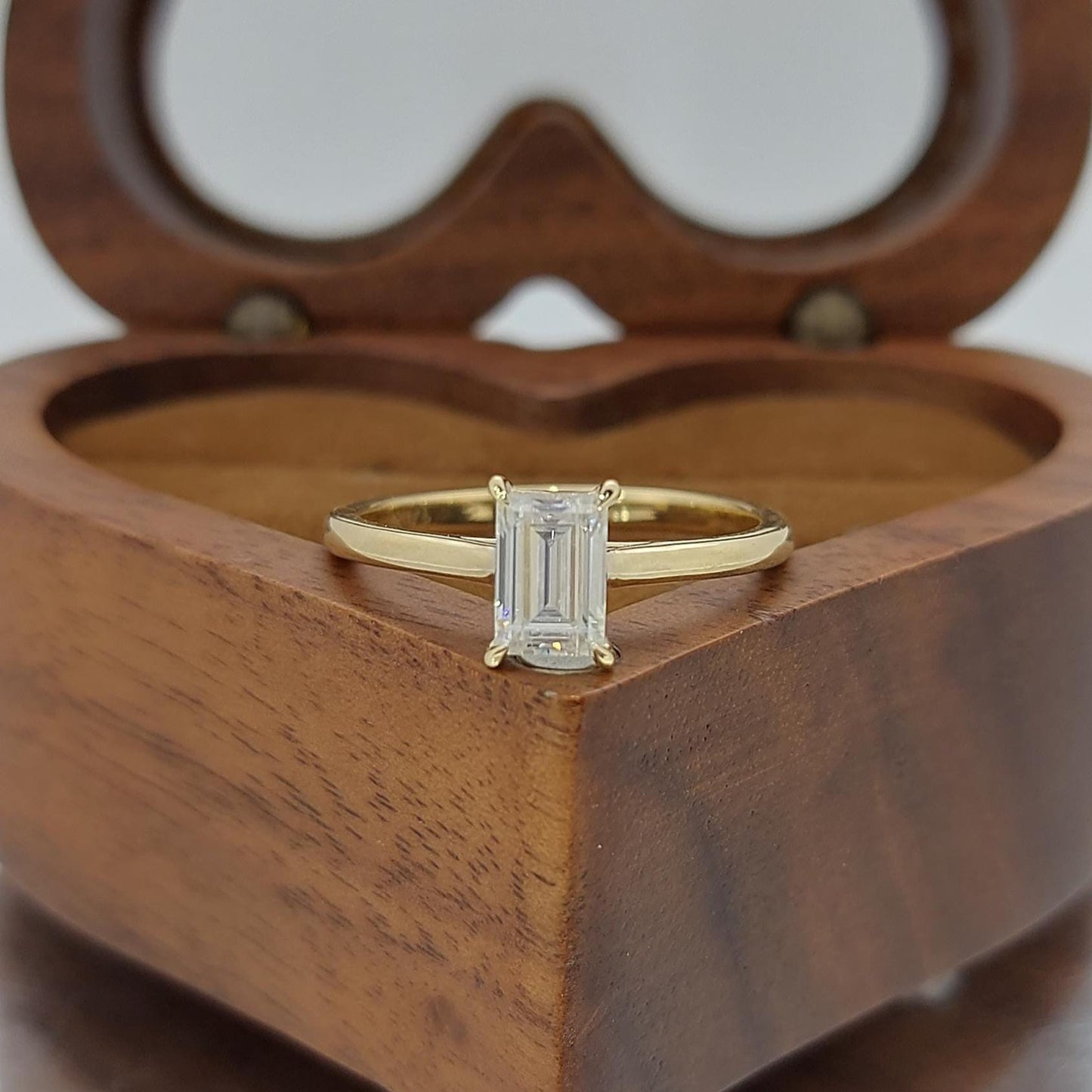 0,8 Karat IGI-zertifizierter Smaragd-Diamant, Smaragd-Solitär-Verlobungsring Emerald cut Moissanite engagement ring in 935 Argentium Silber — custom handcrafted by Forever For Love