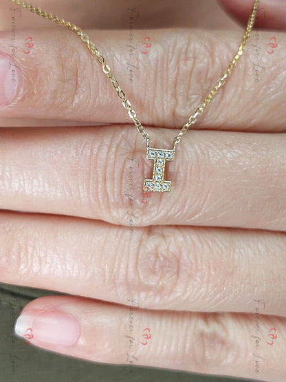 Initial-Halskette, 14 Karat Gelbgold, zierlicher minimalistischer Diamant-Anhänger, Damen-Halskette mit echten Diamantbuchstaben, Geburtstagsgeschenk für sie.