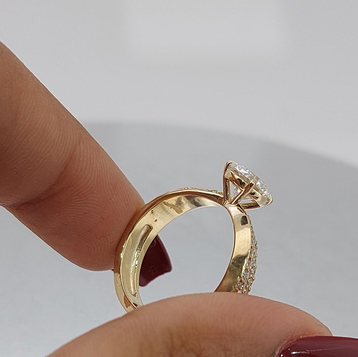 Bague de fiançailles avec diamant rond de laboratoire certifié IGI de 1,5 carat Round cut 1Ct Moissanite Taille Brillant engagement ring in Gold or Platinum — custom handcrafted by Forever For Love