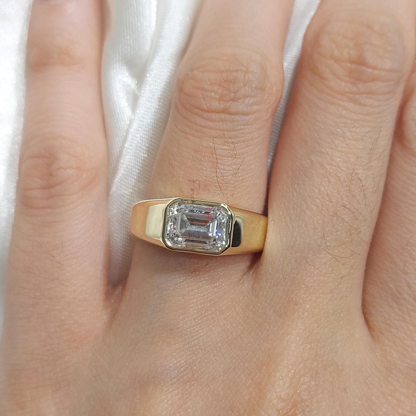 Verlobungsring mit Kissen-Labor-Diamant und Smaragd im Solitär-Schliff Cushion cut Moissanite engagement ring in 935er Argentium Silber — custom handcrafted by Forever For Love