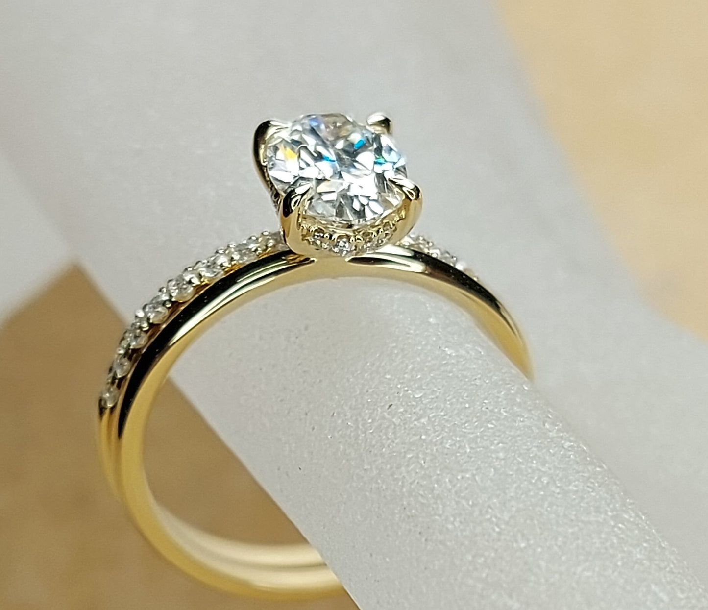 1,8 Karat ovales Hochzeitsset in Gelbgold, Crushed Ice ovales Brautset, Moissanit ovales Brautset, Moissanit Brautset. Oval cut Moissanite engagement ring in 935 Argentium Silber — custom handcrafted by Forever For Love