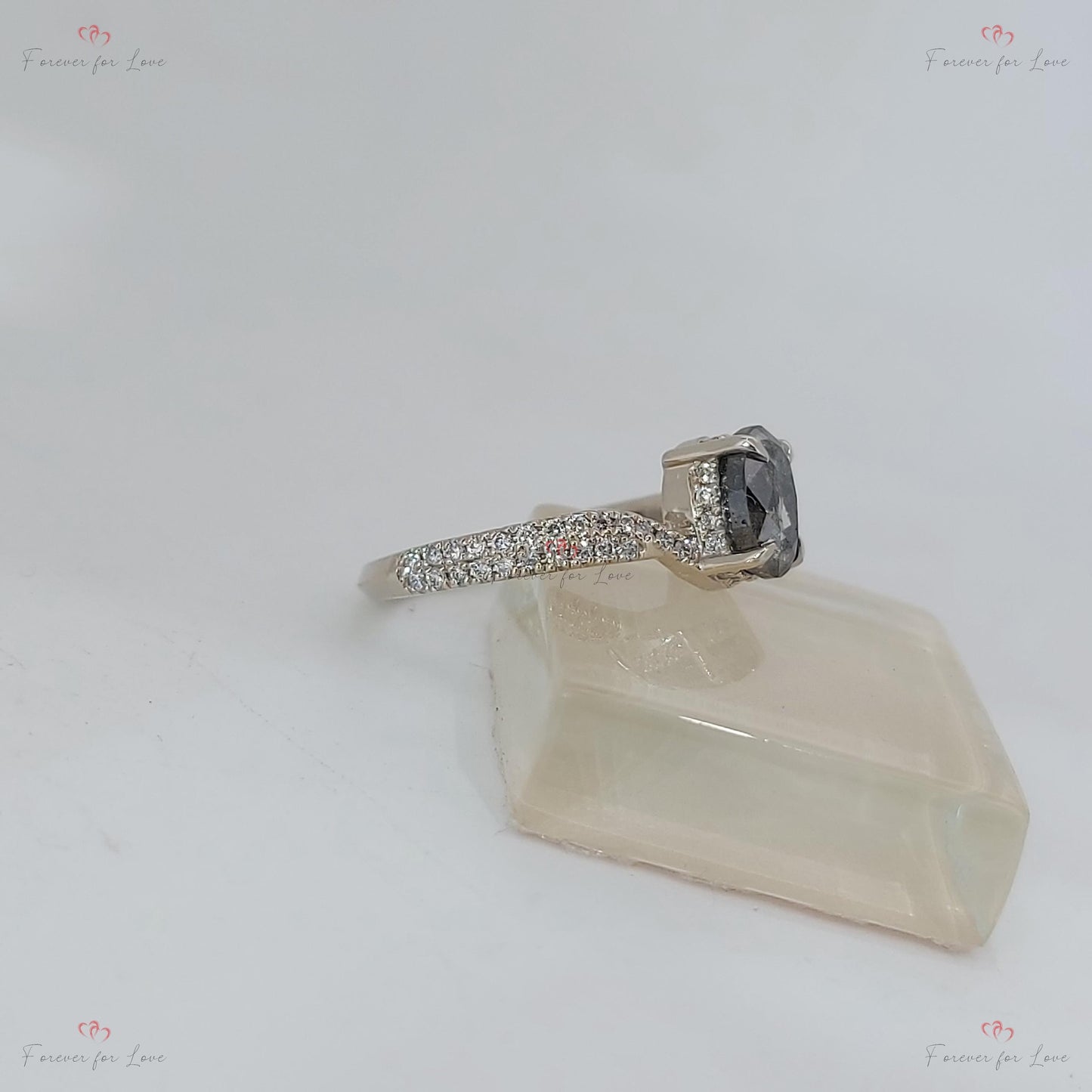 Bague de fiançailles solitaire vintage ovale diamant taillé rose sel et poivre Bague de fiançailles sel et poivre en or blanc Bague de demande en mariage. Oval cut 1Ct Moissanite taille brillant engagement ring in Gold or Platinum — custom handcrafted by Forever For Love