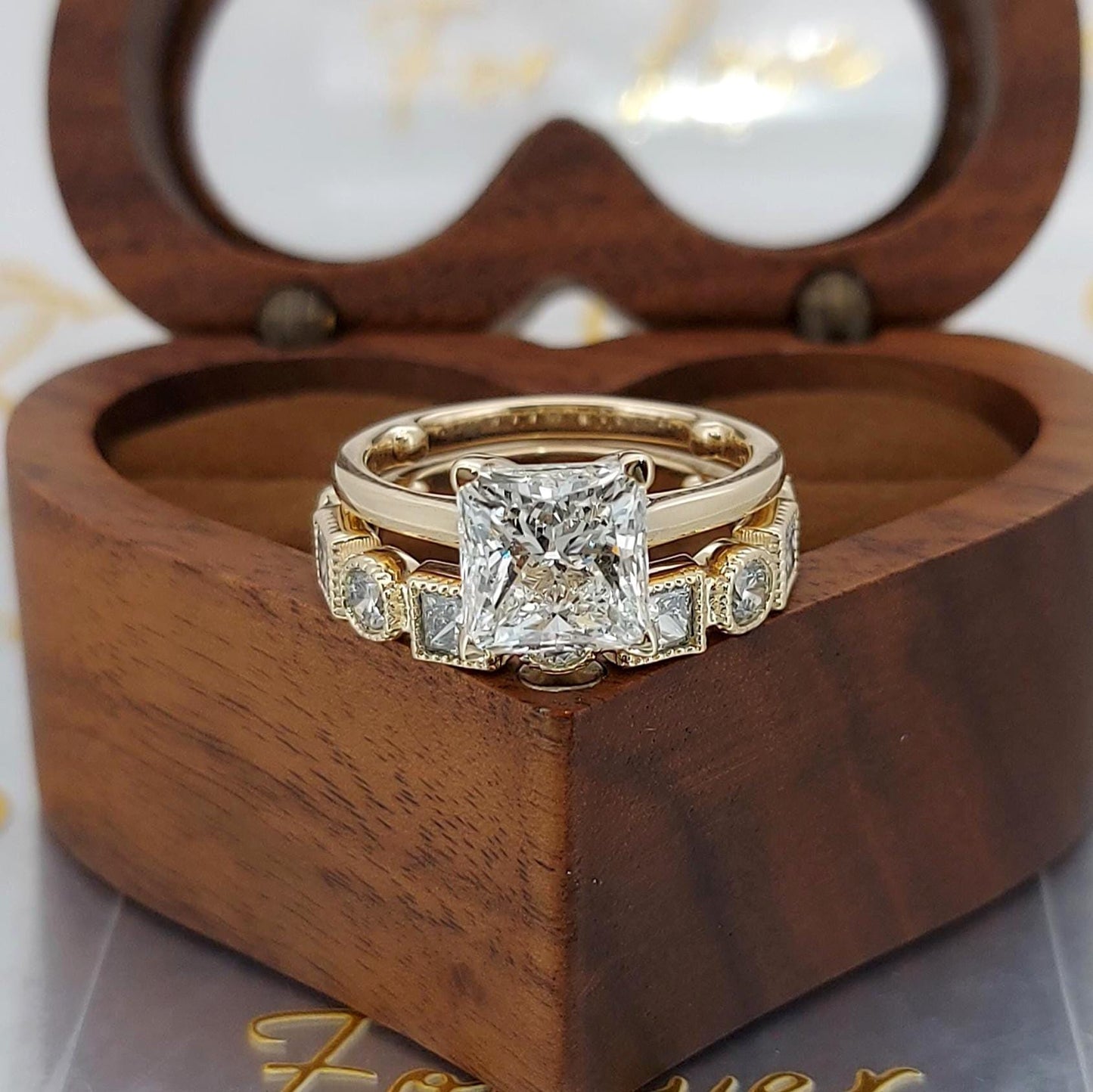 Alliance de mariage avec diamants de laboratoire princesse certifiés IGI de 5 carats Princess cut Moissanite Taille Brillant engagement ring in Gold or Platinum — custom handcrafted by Forever For Love