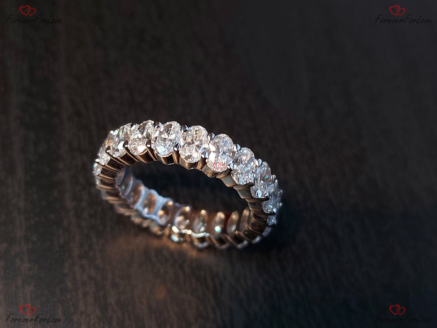 Bague Éternité Ovale Diamants de Synthèse Certifiée, Bague de Mariage en Platine Entièrement Pavée de Diamants Ovales Sertis à Griffes Partagées Oval cut Moissanite Taille Brillant engagement ring in Gold or Platinum — custom handcrafted by Forever For Love