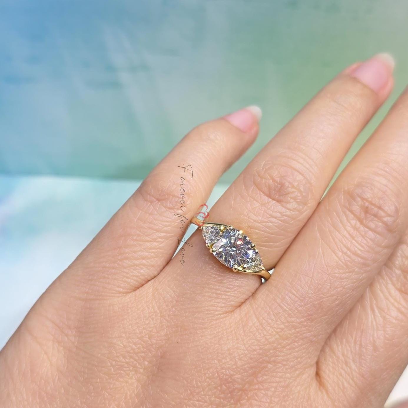 1.5 CT IGI-zertifizierter Kissen Lab Grown Brillant Schliff Ring Diamant Verlobungsring, Kissen Dreistein Lab Grown Verlobungsring Cushion cut Moissanite engagement ring in Gold or Platinum — custom handcrafted by Forever For Love