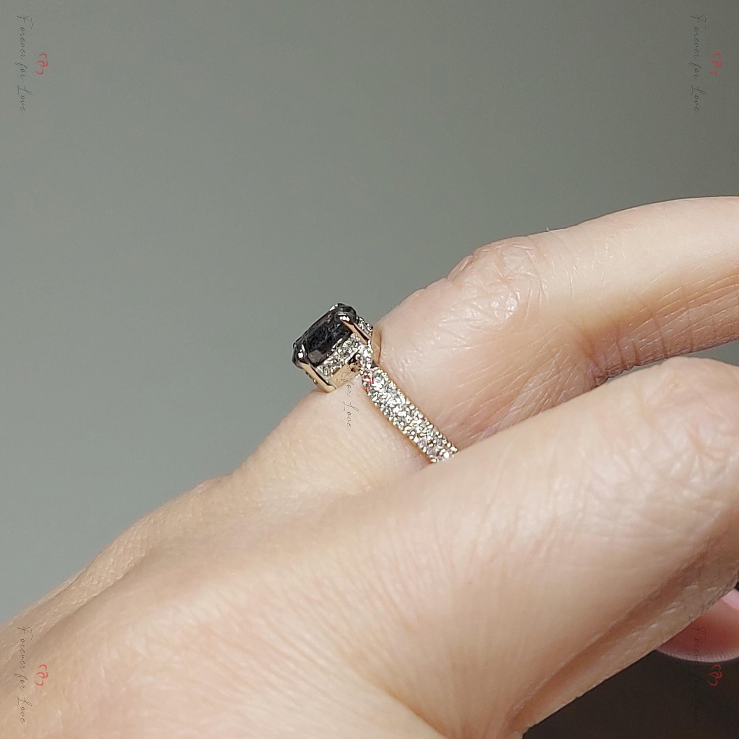 Bague de fiançailles solitaire vintage ovale diamant taillé rose sel et poivre Bague de fiançailles sel et poivre en or blanc Bague de demande en mariage. Oval cut 1Ct Moissanite taille brillant engagement ring in Gold or Platinum — custom handcrafted by Forever For Love