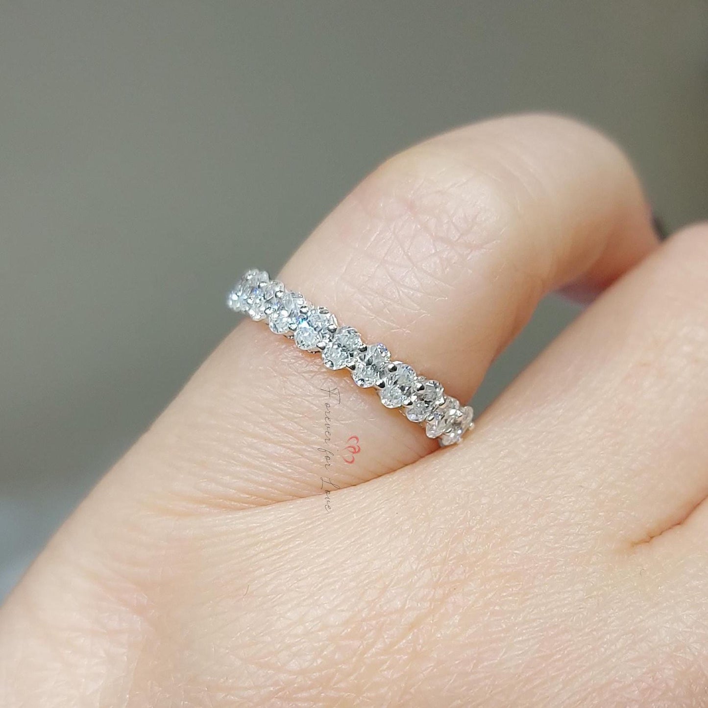 Moissanit Ehering Damen Einzigartiger ovaler Halbe Ewigkeit Band Roségold Ehering Vintage Stapelbarer passender Brautring Verlobungsring Oval cut Moissanite engagement ring in 935 Argentium Silber — custom handcrafted by Forever For Love