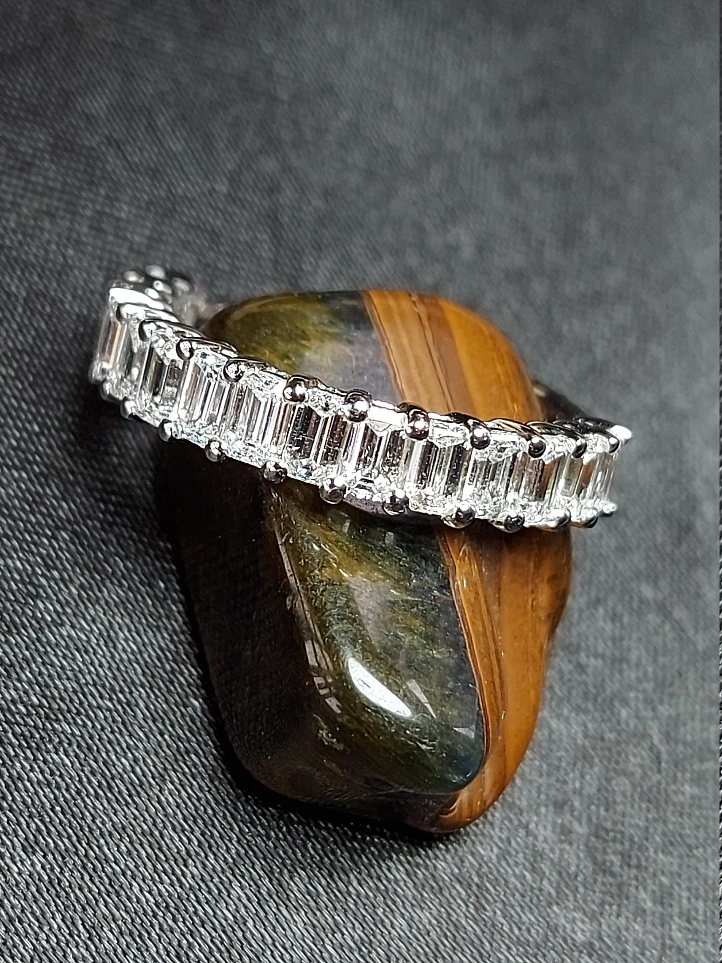 4 TCW Smaragdschliff Diamant Ehering Smaragdschliff Halb Eternity Ring Massiv Weißgold Ehering Brautring Stapelbarer Versprechensring. Emerald cut Moissanite engagement ring in 935er Argentium Silber — custom handcrafted by Forever For Love