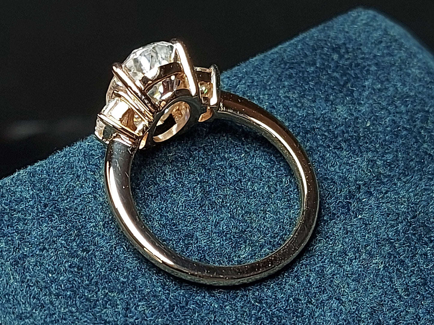 Ensemble de mariée trois pierres en moissanite ovale de 4,6 Ct avec accents de lune Oval cut Moissanite taille brillant engagement ring in Gold or Platinum — custom handcrafted by Forever For Love