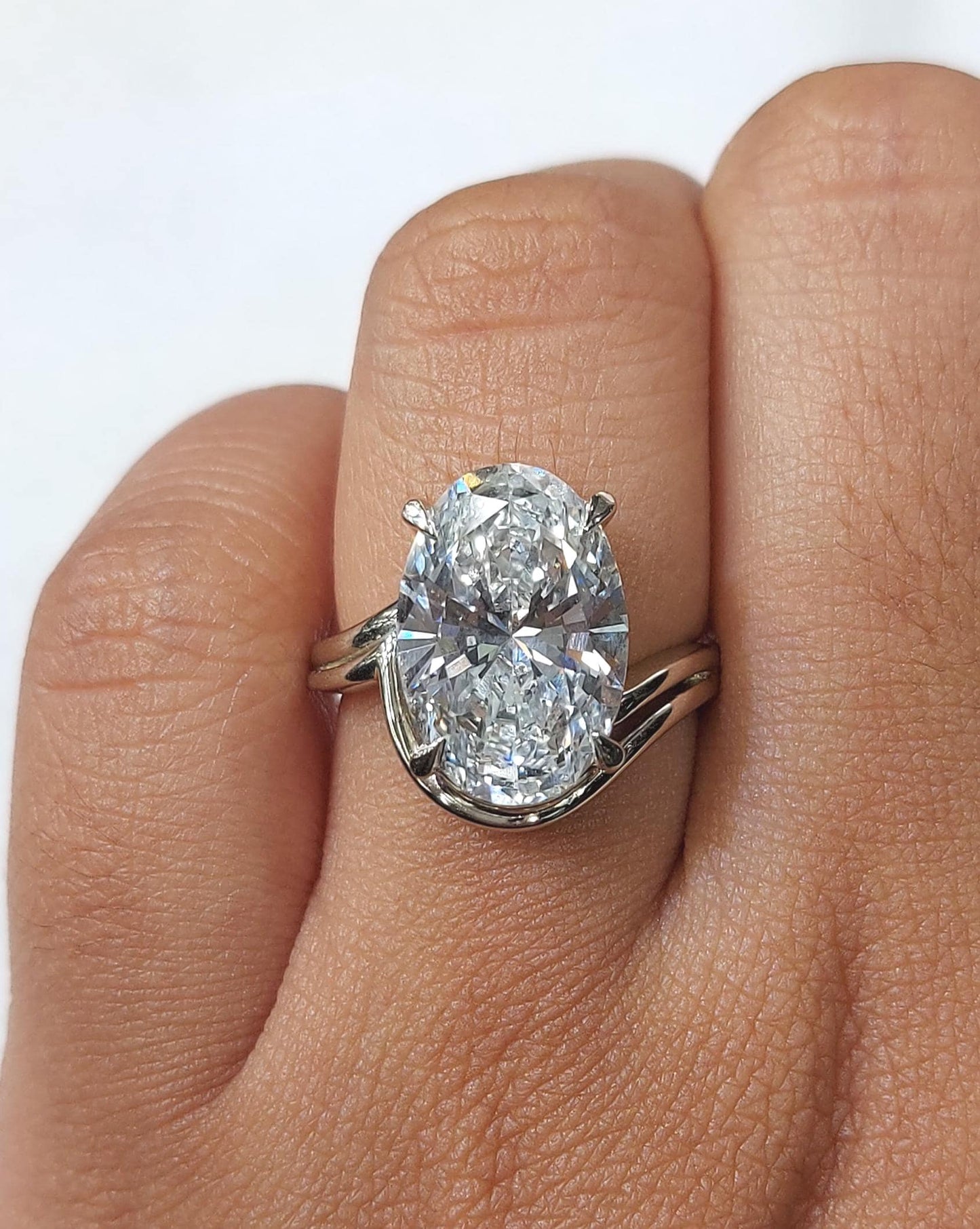 5ct Oval Schliff, D VVS2, IGI-zertifizierter ovaler Verlobungsring, Labor-Diamant-Verlobungsring, im Labor hergestellter Solitärring, Brautantragsring, Geschenk für sie. Oval cut Moissanite engagement ring in 935 Argentium Silber — custom handcrafted by Forever For Love