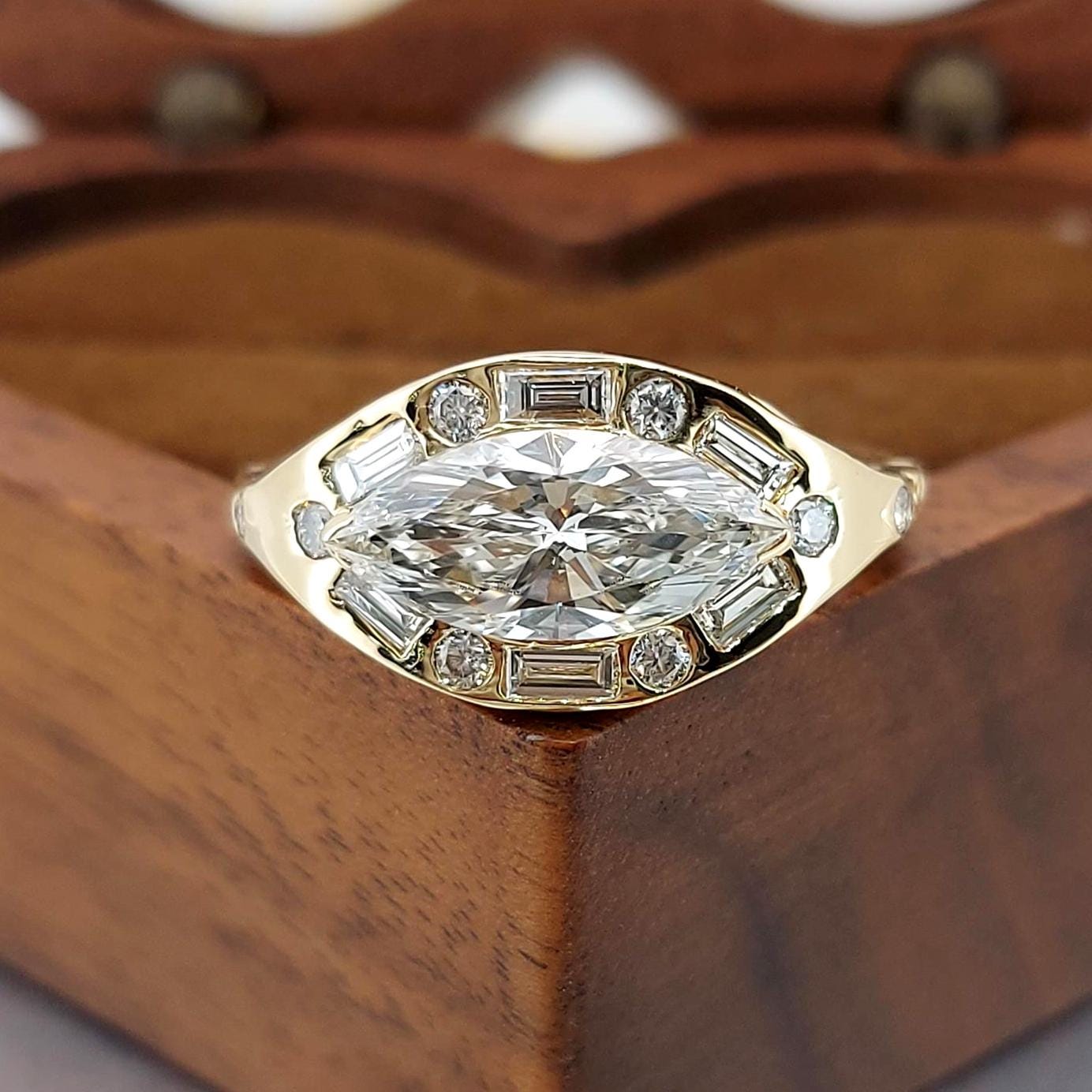 2 Karat Ost-West-Marquise-Verlobungsring Echter im Labor gezüchteter Diamantring Jubiläumsring Geschenk Einzigartiger Heiratsantragsring für sie Marquise cut Moissanite engagement ring in 935 Argentium Silber — custom handcrafted by Forever For Love