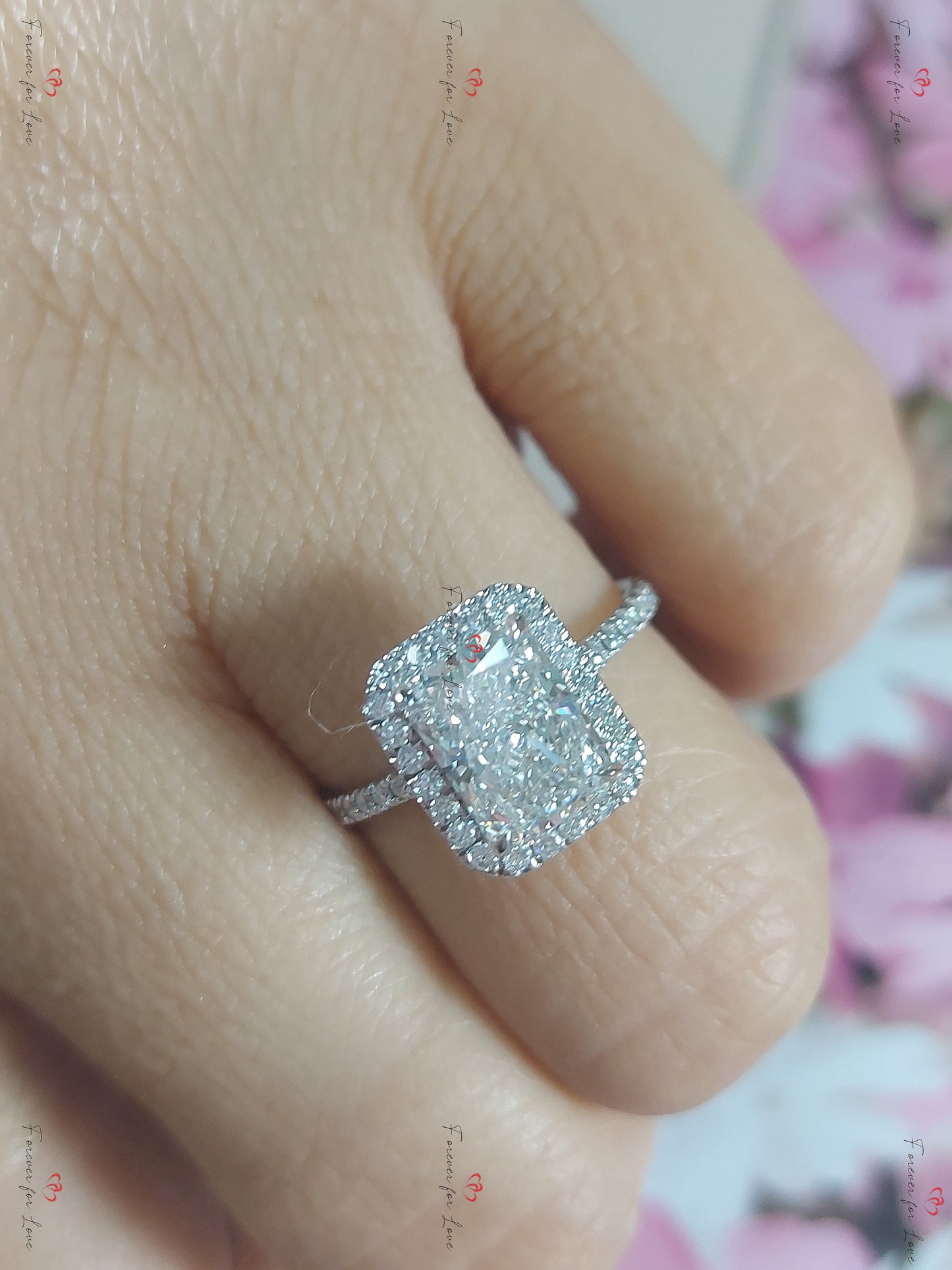 Bague de Fiançailles en Diamant de Laboratoire Radiant Certifié IGI de 2,01 Ct Radiant cut 1Ct Moissanite Taille Brillant engagement ring in Gold or Platinum — custom handcrafted by Forever For Love