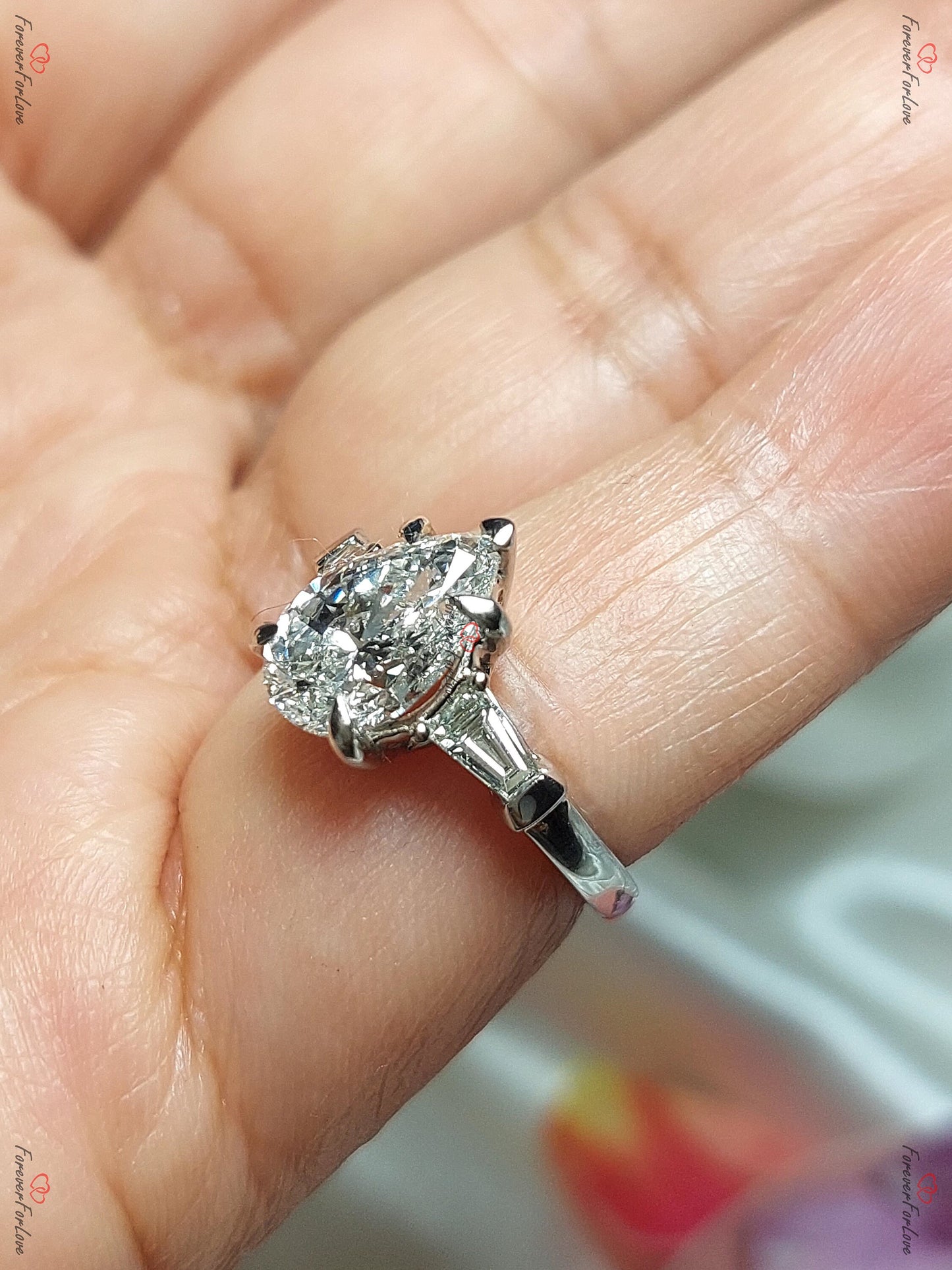 2 Karat Baguette Labor-Diamant Solitär Verlobungsring mit Baguette-Akzenten Baguette cut Moissanite engagement ring in 935er Argentium Silber — custom handcrafted by Forever For Love