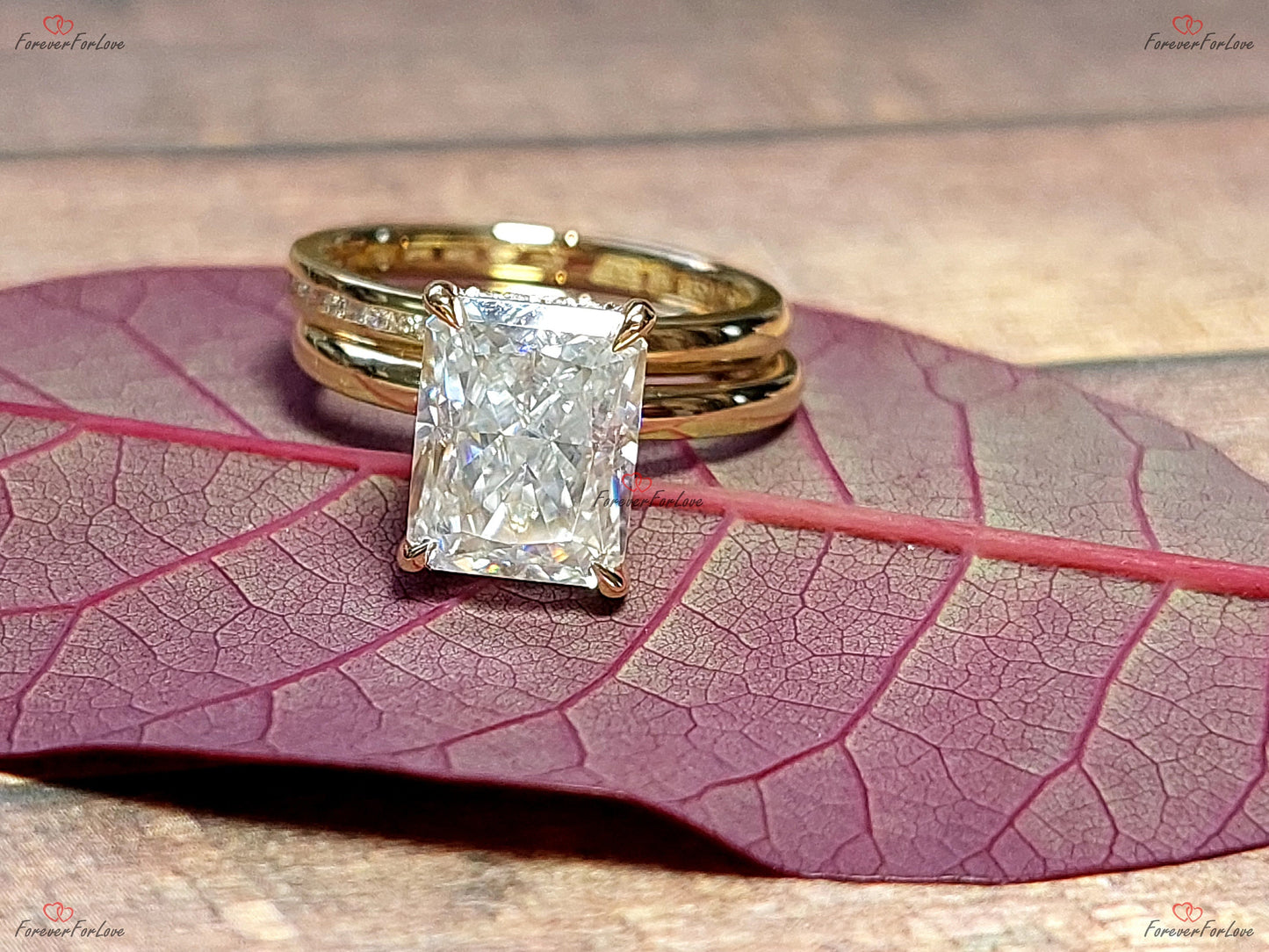 Strahlender Moissanit Ewigkeitstrauring Radiant cut Moissanite engagement ring in 935er Argentium Silber — custom handcrafted by Forever For Love
