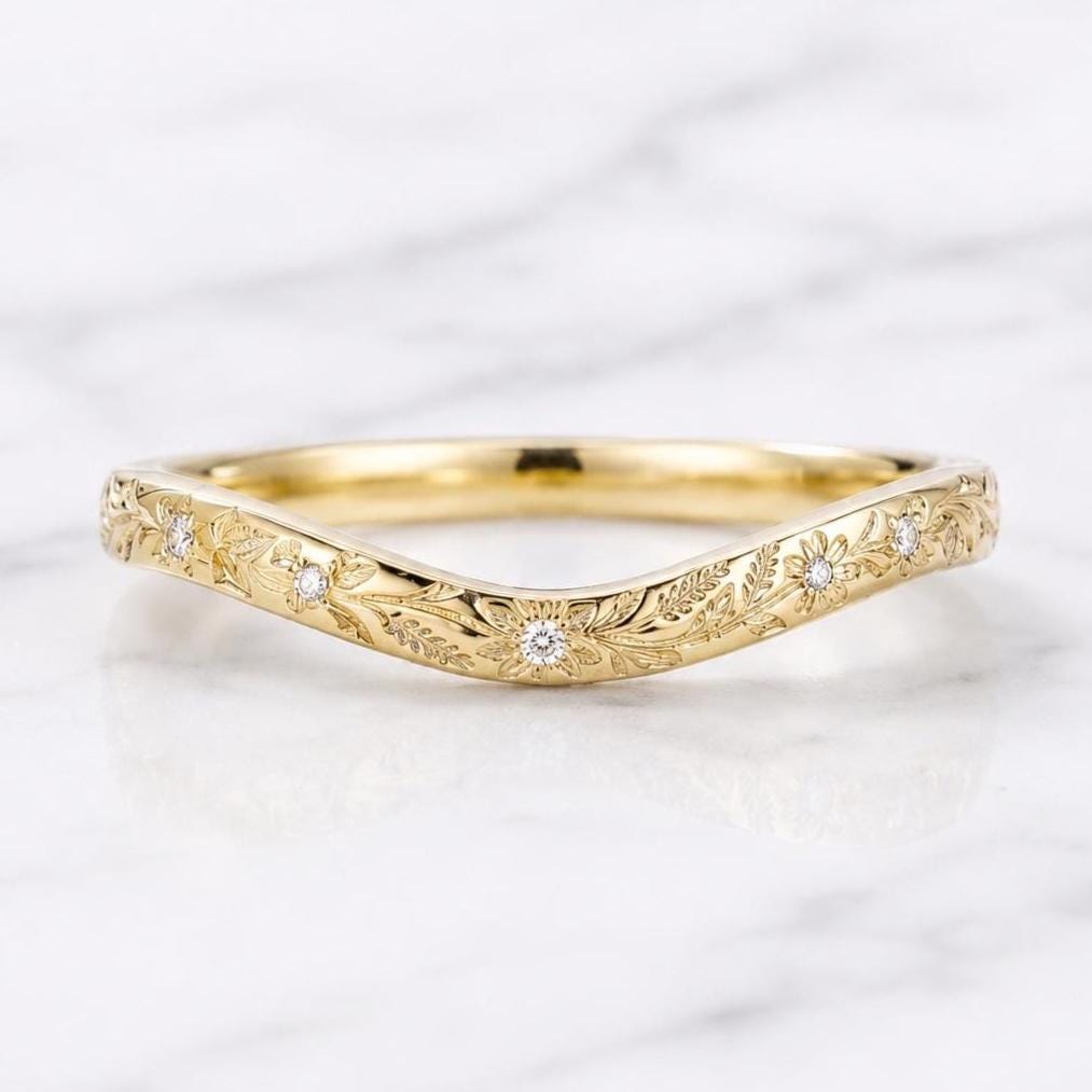 Alliance de mariage Chevron floral en diamant, bague en V, diamant de laboratoire, bague empilable délicate, alliance florale minimaliste, cadeau pour elle Round cut Moissanite taille brillant engagement ring in Gold or Platinum — custom handcrafted by Forever For Love