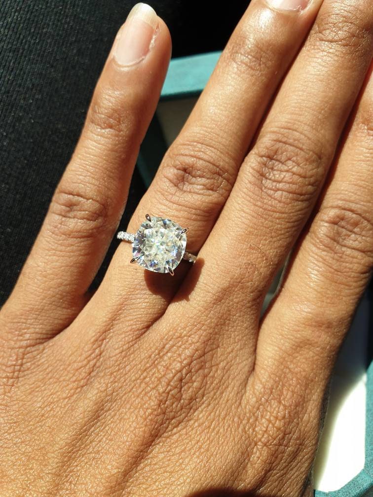 4 Karat Kissen Diamant, Moissanit Verlobungsring mit verstecktem Heiligenschein Cushion cut Moissanite engagement ring in 935er Argentium Silber — custom handcrafted by Forever For Love