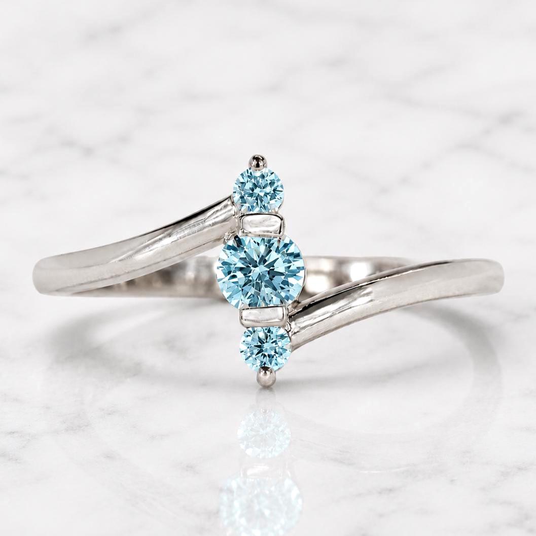 Bague de Fiançailles en Aigue-Marine Ronde de 0,3 carat, Or Blanc 14 carats, Bague de Mariage pour Femme, Bague en Pierre Précieuse Art Déco, Cadeau d'Anniversaire pour Elle. Round cut 1Ct Aigue-marine naturelle engagement ring in Gold or Platinum — custom handcrafted by Forever For Love