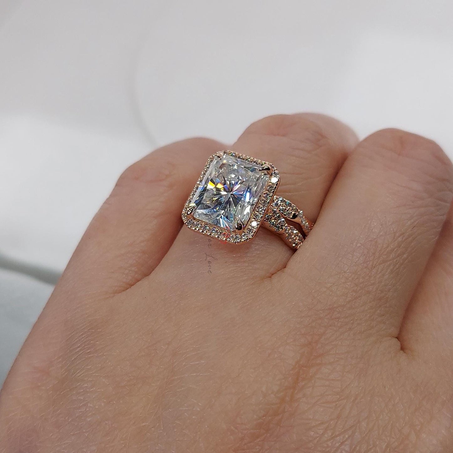 Parure de mariage éternité en moissanite taille radiante 4 carats Radiant cut Moissanite taille brillant engagement ring in Gold or Platinum — custom handcrafted by Forever For Love