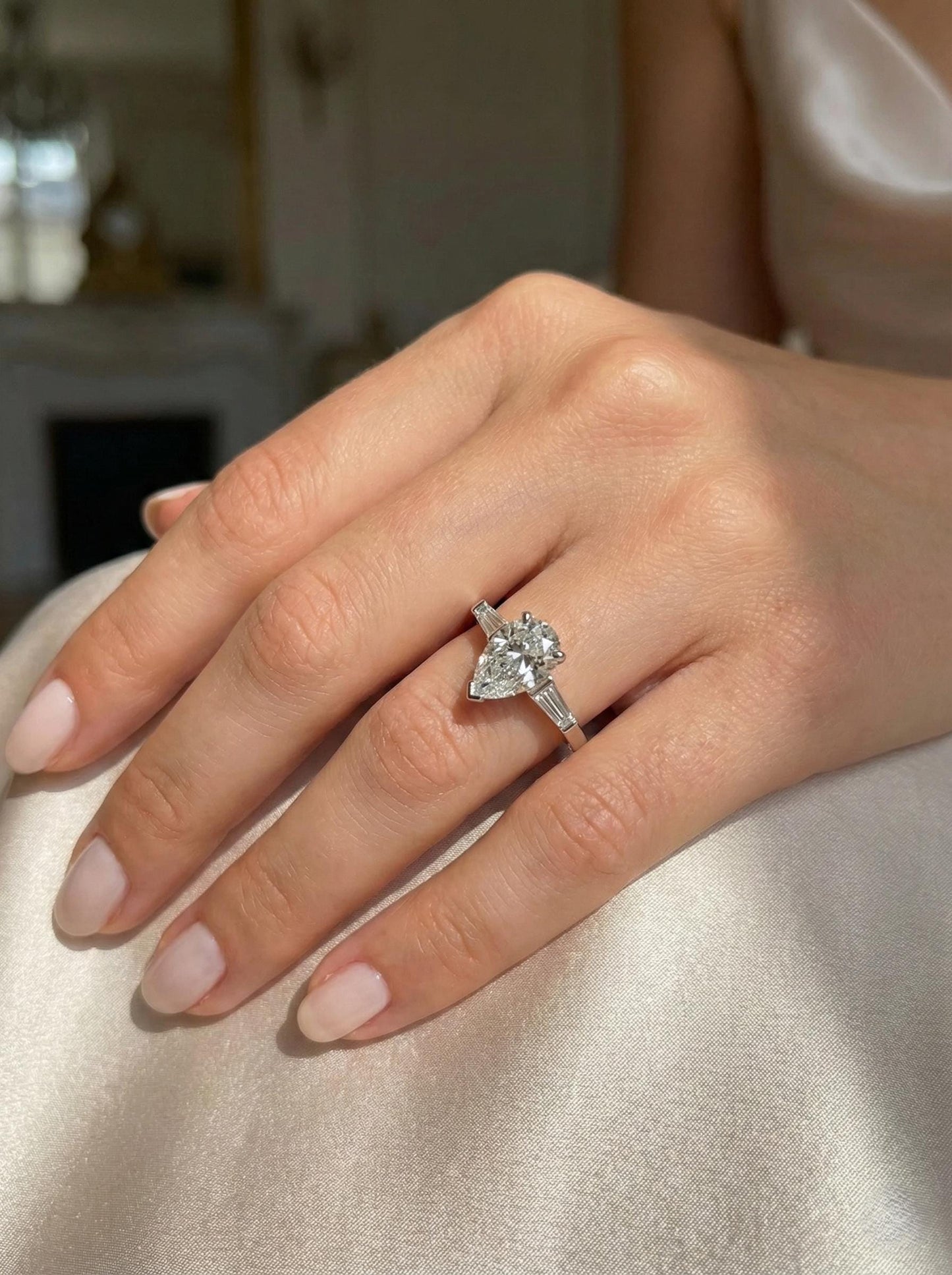 2.5 Karat IGI-zertifizierter Verlobungsring mit tropfenförmigem Labor-Diamanten, drei Steinen und Baguette-Akzenten Pear cut Moissanite engagement ring in Gold or Platinum — custom handcrafted by Forever For Love