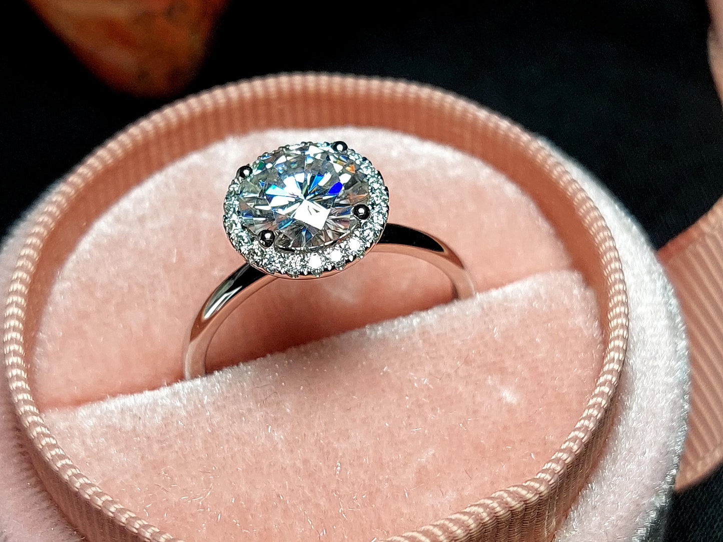 2 Karat runder Moissanit-Verlobungsring, 14K Roségoldring, runder Halo-Ring, Ehering, Brautring Round cut Moissanite engagement ring in 935er Argentium Silber — custom handcrafted by Forever For Love