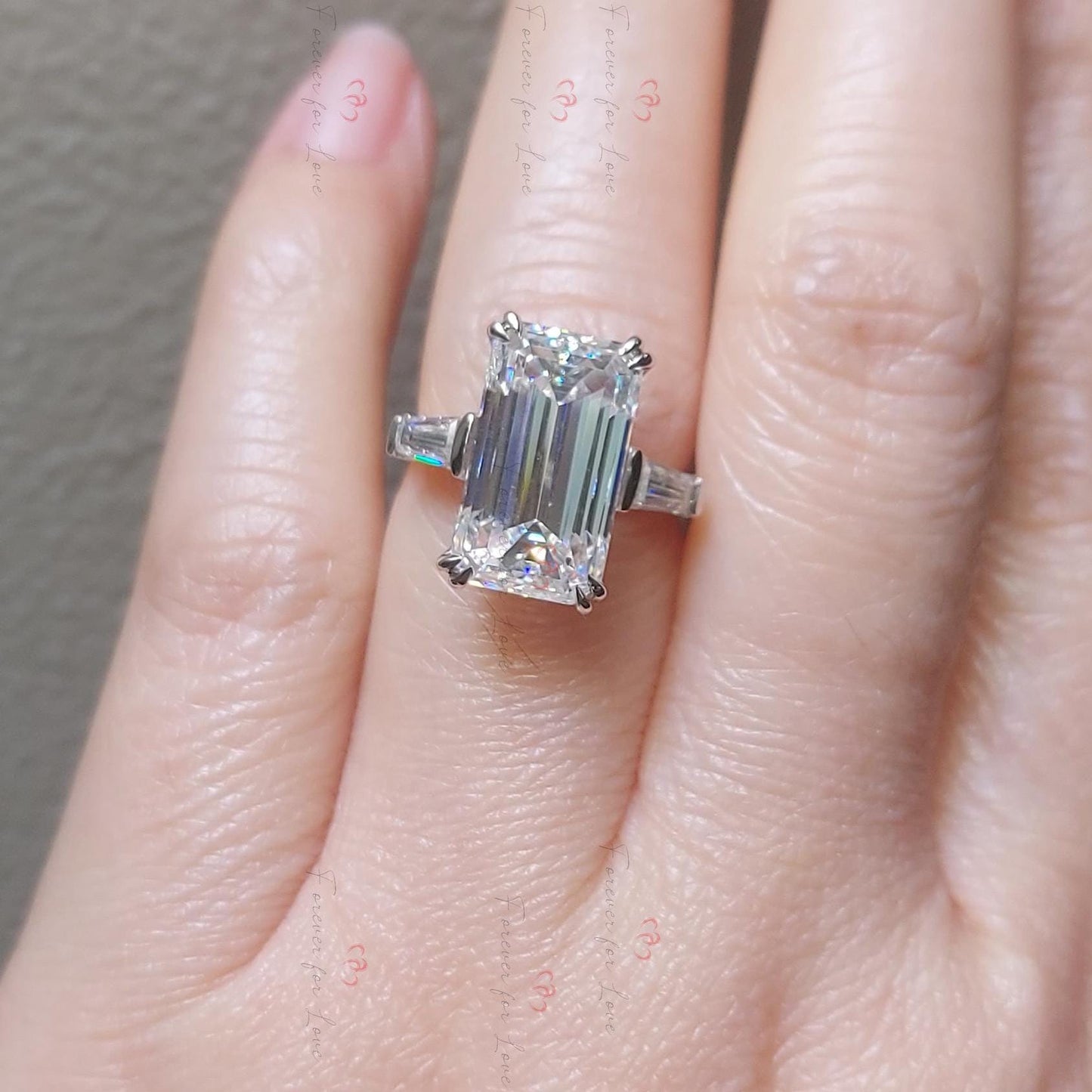 Verlobungsring mit dreifachem Stein, 7 Karat Smaragd-Moissanit Emerald cut Moissanite engagement ring in Gold or Platinum — custom handcrafted by Forever For Love