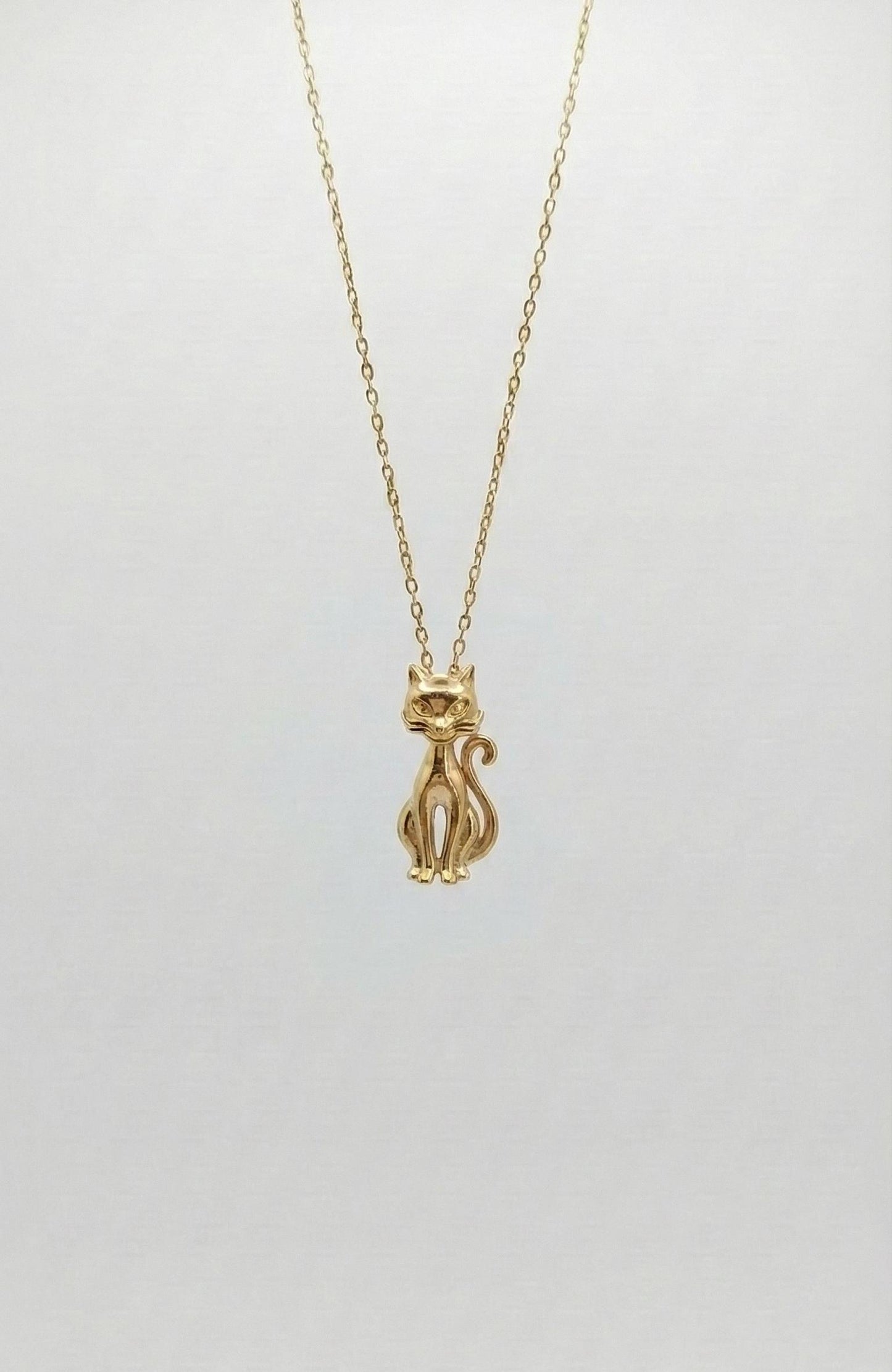 Massive Goldkatzenhalskette, 14k Gelbgold, zierlicher minimalistischer Katzenanhänger, zierliche Damenhalskette, besonderes Geschenk für sie. Moissanite engagement ring in Gold or Platinum — custom handcrafted by Forever For Love