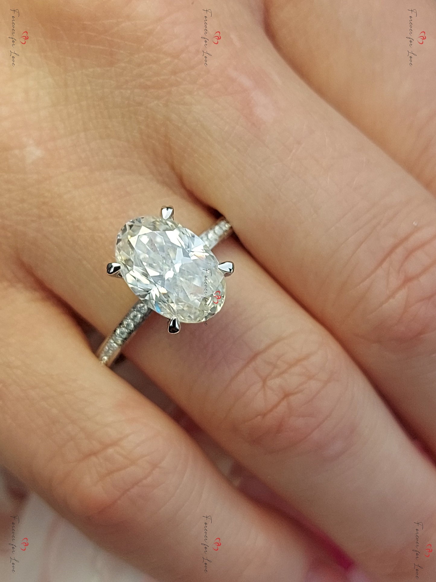 4 Karat ovaler Moissanit Crushed Ice mit Pavé-Band verdeckter Halo Verlobungsring Oval cut Moissanite engagement ring in 935 Argentium Silber — custom handcrafted by Forever For Love