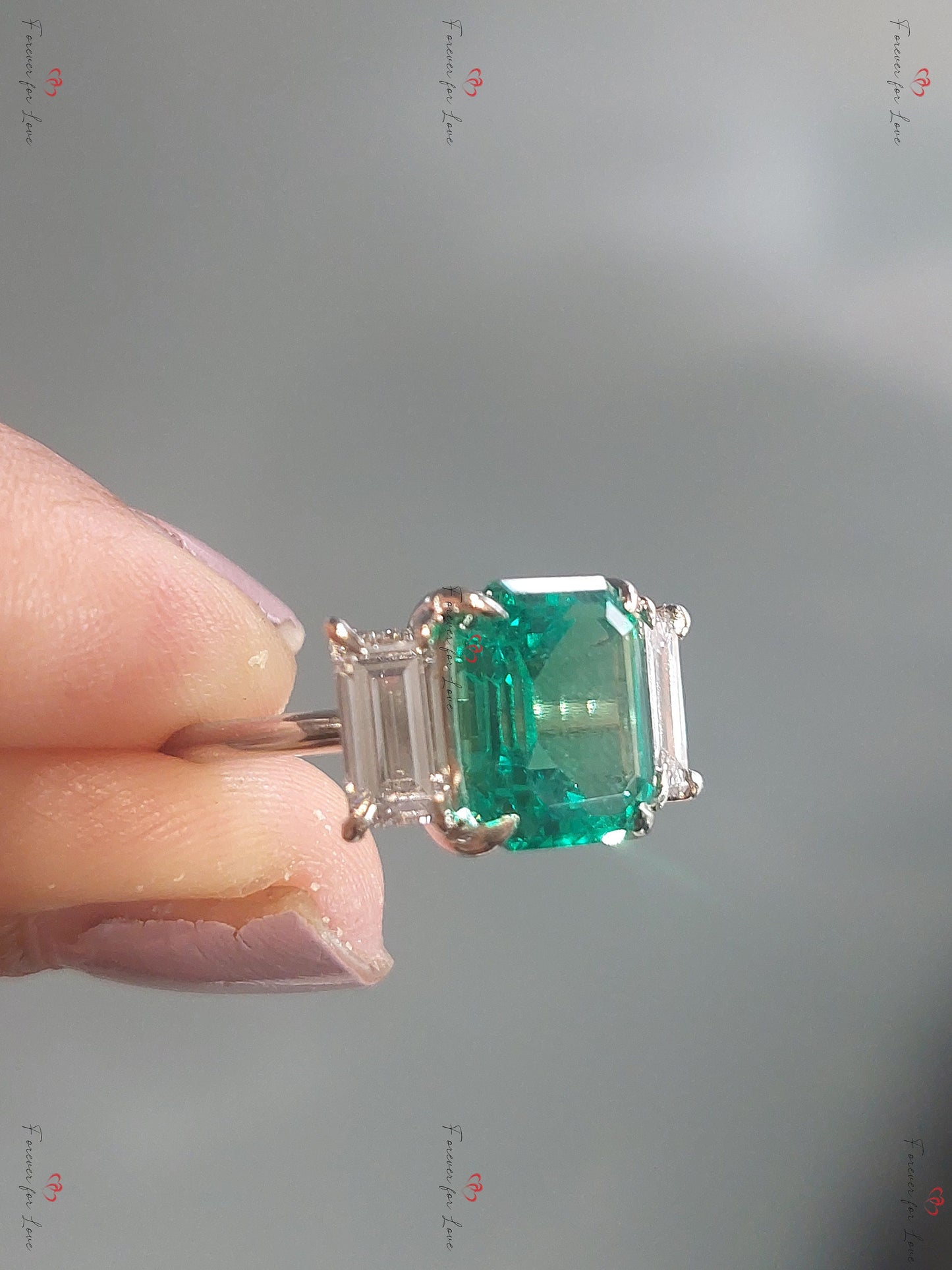 Verlobungs- und Hochzeits-Set mit Smaragd und Moissanit, handgefertigt in Weiß-/Rosé-/Gelbgold oder Platin, Smaragd-Brautring-Set, Smaragd-Antragsring Emerald cut Moissanite engagement ring in 935er Argentium Silber — custom handcrafted by Forever For Love