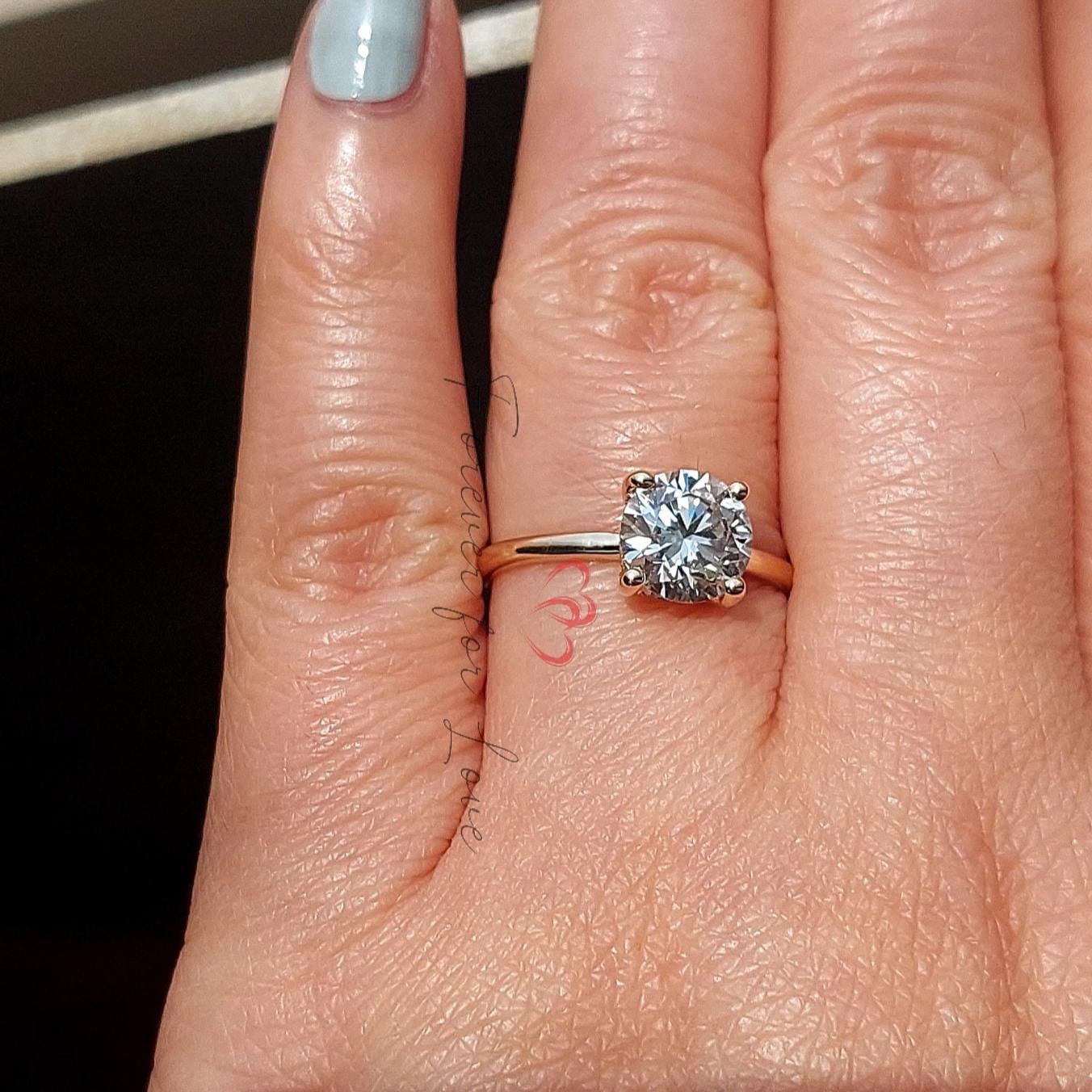 Bague de fiançailles avec diamant de laboratoire rond certifié IGI de 1,5 carat Round cut 1Ct Moissanite, taille brillant engagement ring in Gold or Platinum — custom handcrafted by Forever For Love