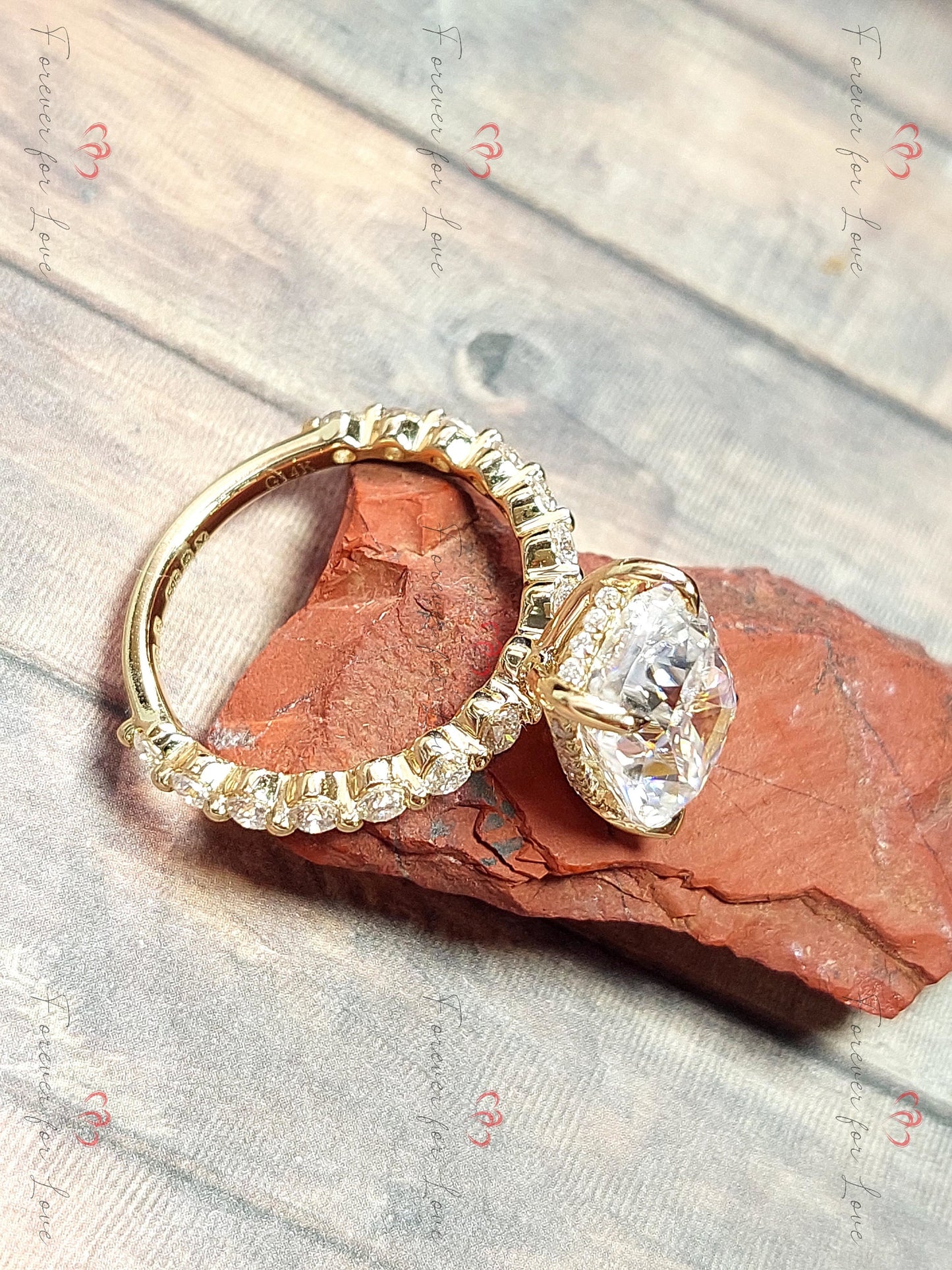 Bague de Fiançailles en Moissanite Coupe Coussin, Bague Moissanite 4 carats, Bague Diamant Pavé, Demande en Mariage, Bague Promesse pour elle. Cushion cut 1Ct Moissanite taille brillant engagement ring in Gold or Platinum — custom handcrafted by Forever For Love