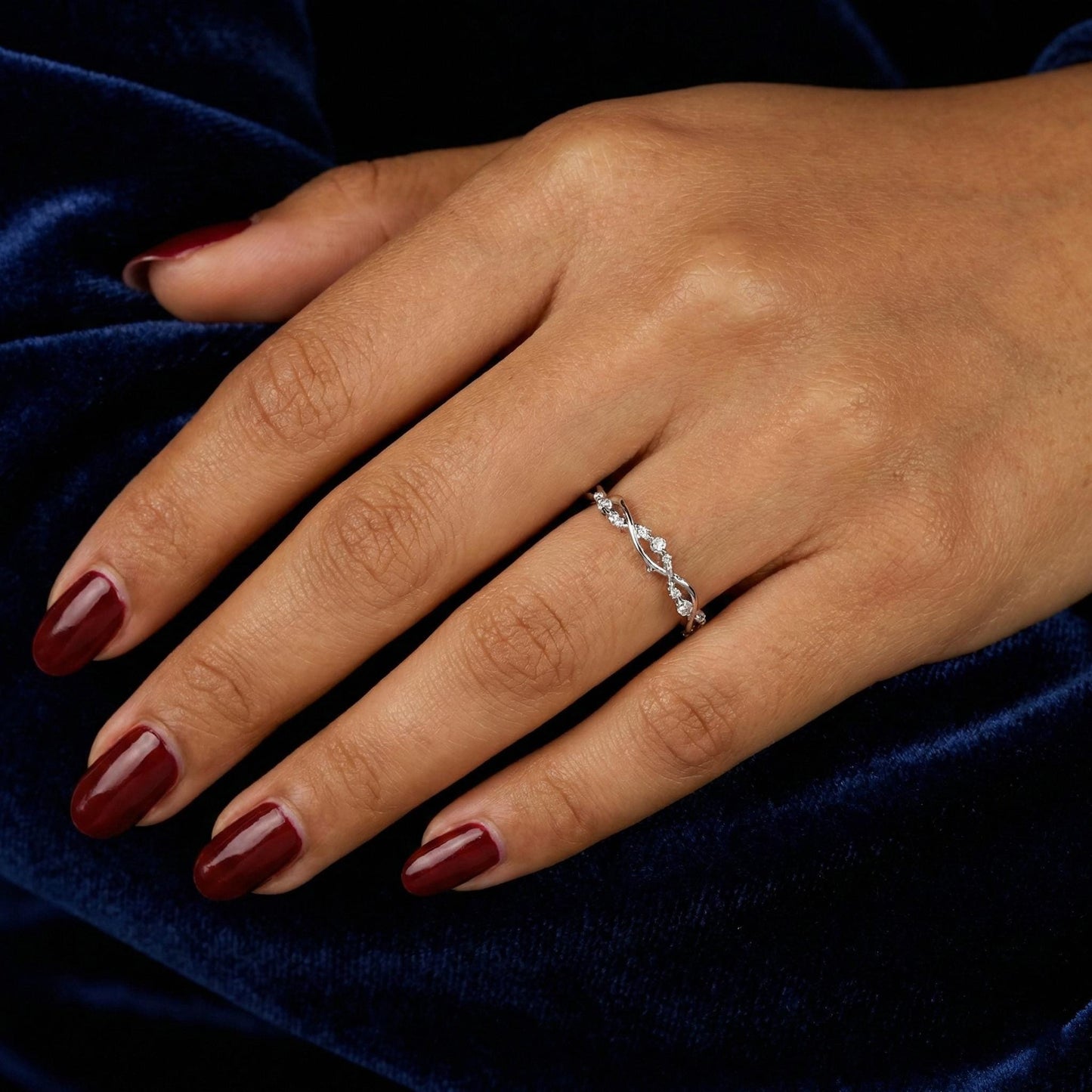 Bague Feuille pour Femme, Inspirée de la Nature, Bague Diamant Vintage pour Mariage, Bague de Promesse Unique et Délicate pour Elle, Bande Empilable, Cadeau Parfait Round cut Moissanite taille brillant engagement ring in Gold or Platinum — custom handcrafted by Forever For Love