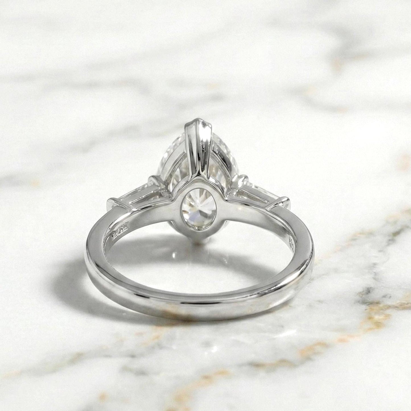 2.5 Karat IGI-zertifizierter Verlobungsring mit tropfenförmigem Labor-Diamanten, drei Steinen und Baguette-Akzenten Pear cut Moissanite engagement ring in Gold or Platinum — custom handcrafted by Forever For Love