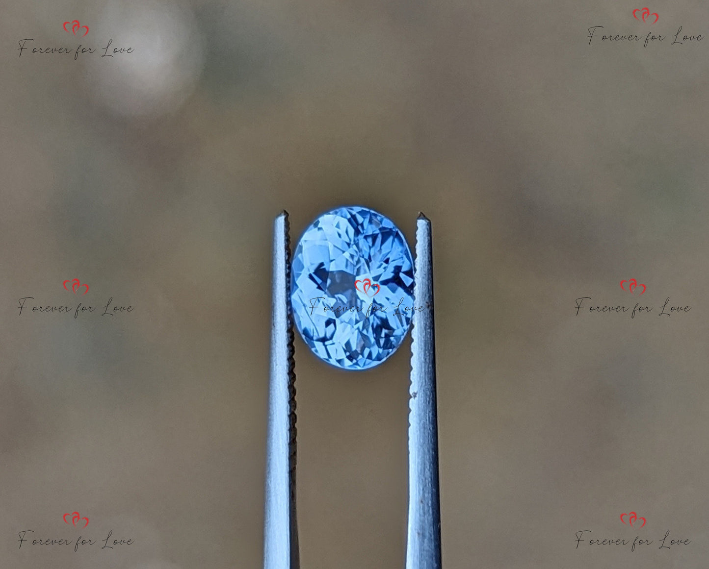 1,18 Karat unbehandelter, unbeheizter Pastellblauer Saphir Oval. Ein natürlicher, eleganter, unbeheizter, unbehandelter weißer Saphir aus Ceylon, in einem strahlenden Schliff. Moissanite engagement ring in Gold or Platinum — custom handcrafted by Forever For Love